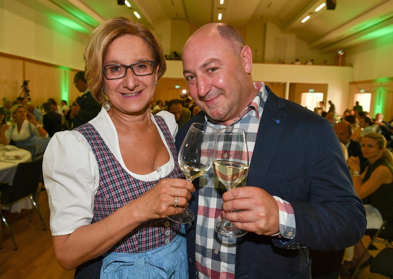 Johanna Mikl-Leitner stößt mit Rudi "Seyffenstein" Roubinek an.