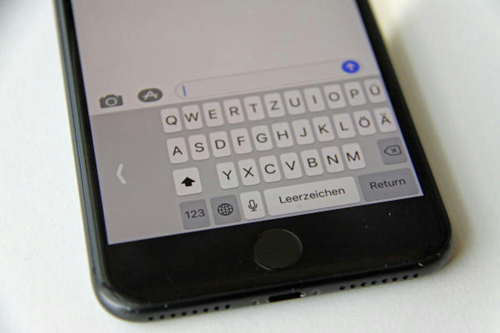 Auf dem iPhone gibt es neu einen <b>Einhand-Modus</b>. Die Tastatur lässt sich links- oder rechtsbündig anordnen und vereinfacht das Tippen mit einer Hand.
