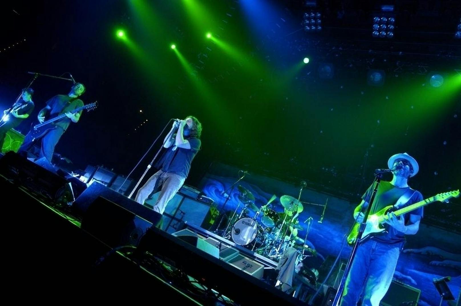 V.r.n.l.: Gitarrist Stone Gossard, Sänger Eddie Vedder und Bassist Jeff Ament anlässlich eines Konzertes in München
