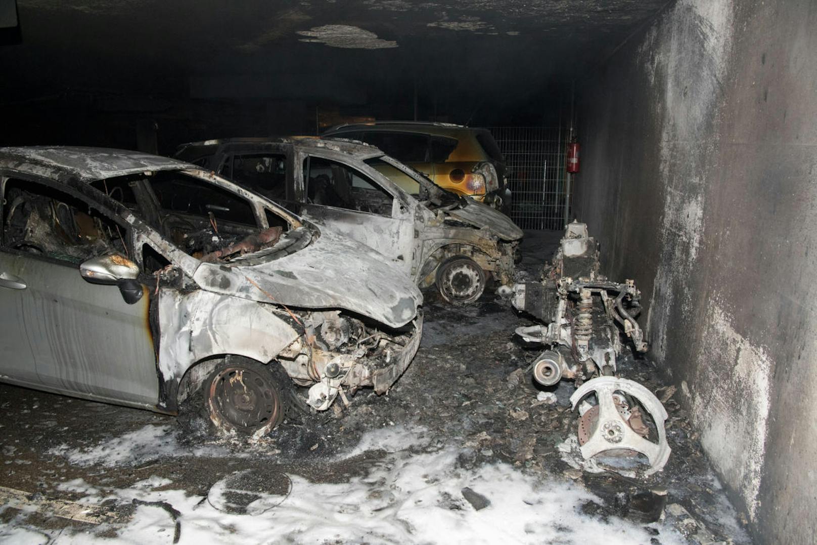 In einer Tiefgarage in Linz brannten sechs Autos aus. Es war der fünfte Brand in Serie.
