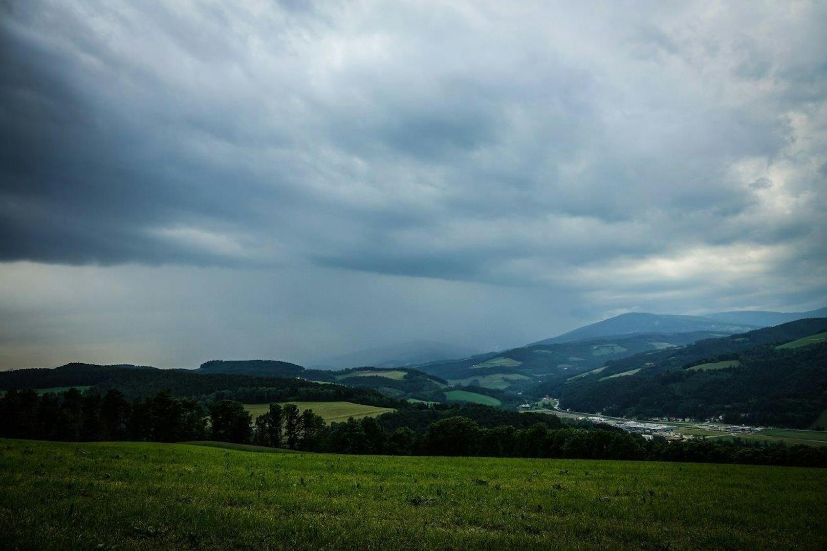Heftige Regenfälle sowie Hagelunwetter haben vor allem im südlichen Niederösterreich zu Überflutungen geführt. Mehrere Feuerwehren waren im Dauereinsatz.