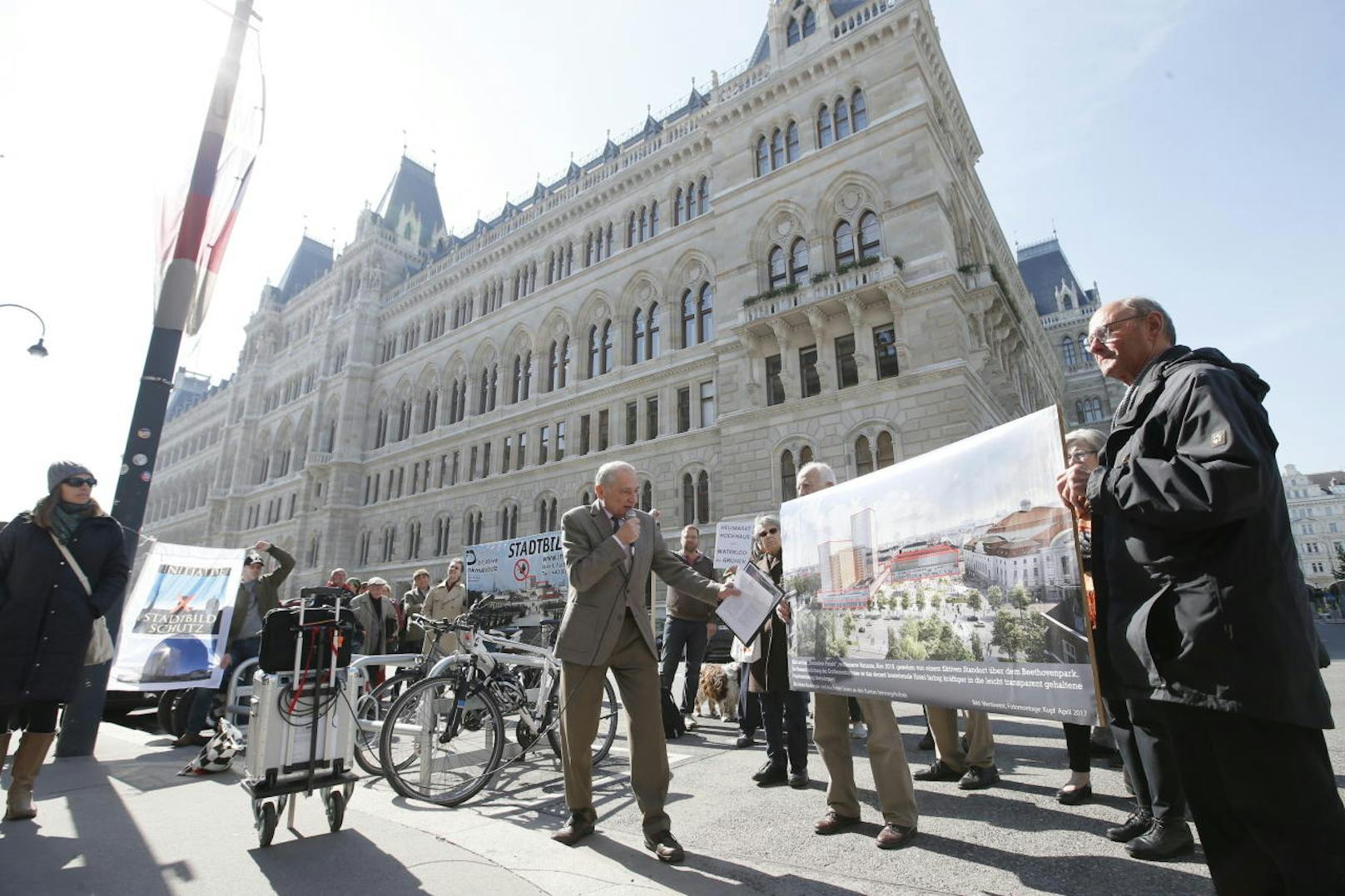 Die Initiative Stadtbildschutz und die Initiative Denkmalschutz demonstrierten gegen das Heumarkt-Projekt. Am Mittwoch Vormittag tagte der Planungsausschuss im Rathaus.