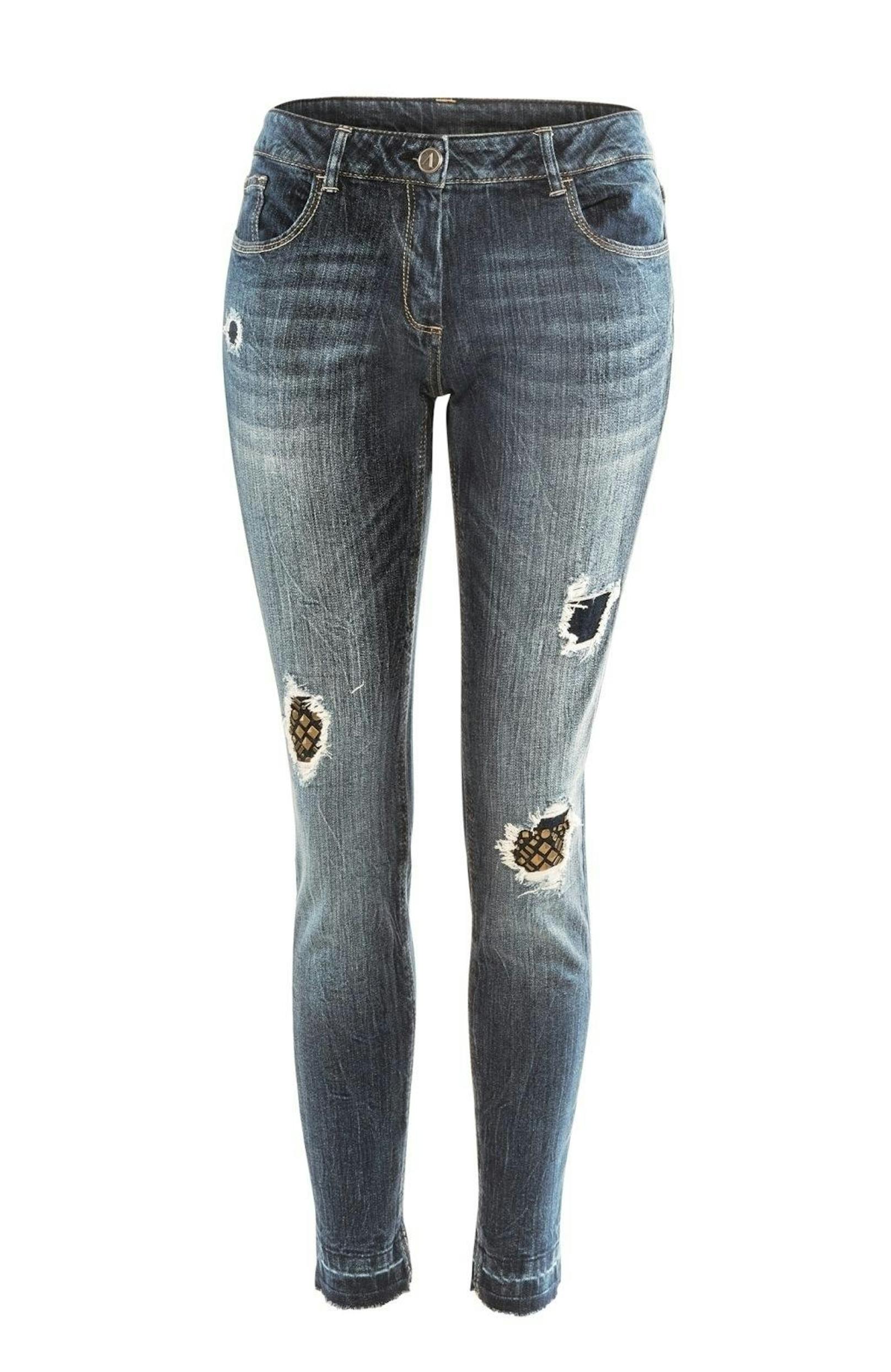 Damen-Jeans in Schwarz, Bordeaux, Mittelblau oder Blau, Große 36 bis 44, um 14,99 Euro