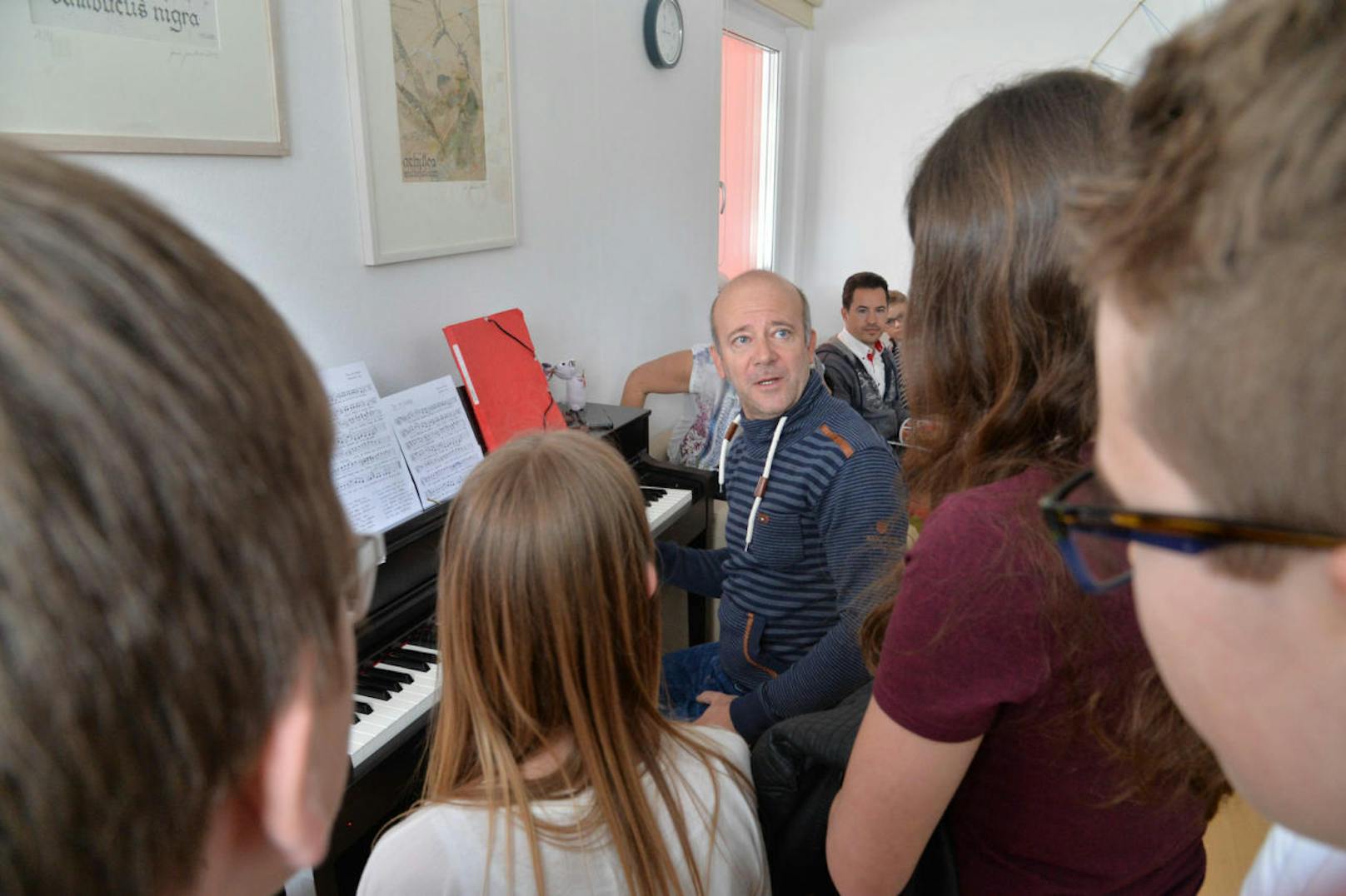 Rock'n'Roll-Legende Andy Lee Lang spielt im Kinderheim für die Kids am Klavier