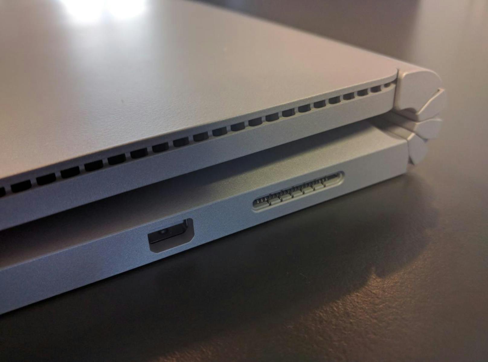 Bei den Anschlüssen bietet das Surface Book zwei USB 3.0-Buchsen, einen SD-Kartenleser, Surface Connect, Kopfhörerbuchse und Mini-Display-Port. Weitere Anschlüsse (USB-C, Thunderbolt 3) wären wünschenswert gewesen.