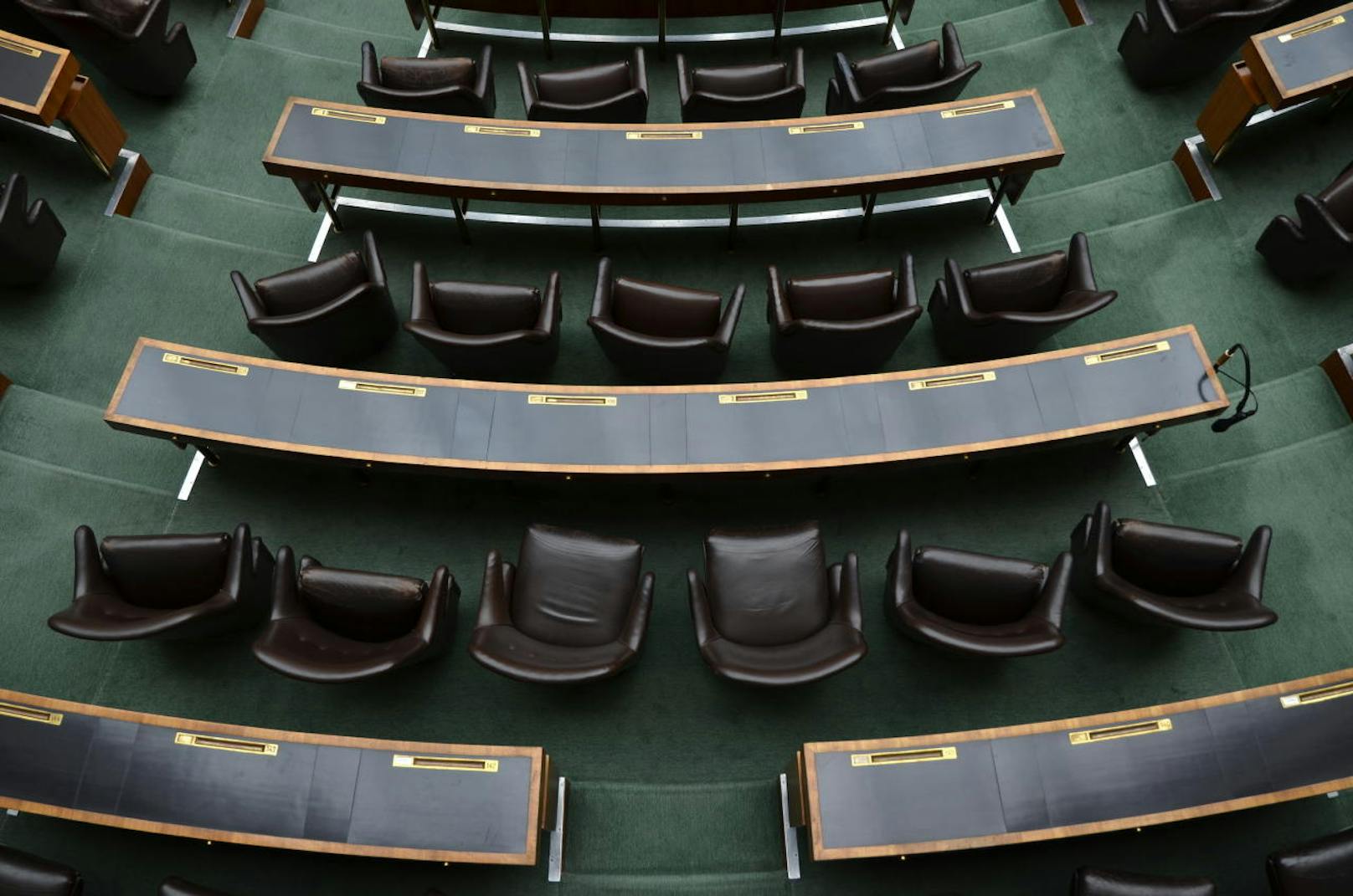 Die Sessel der Abgeordneten stammen aus dem Jahr 1956