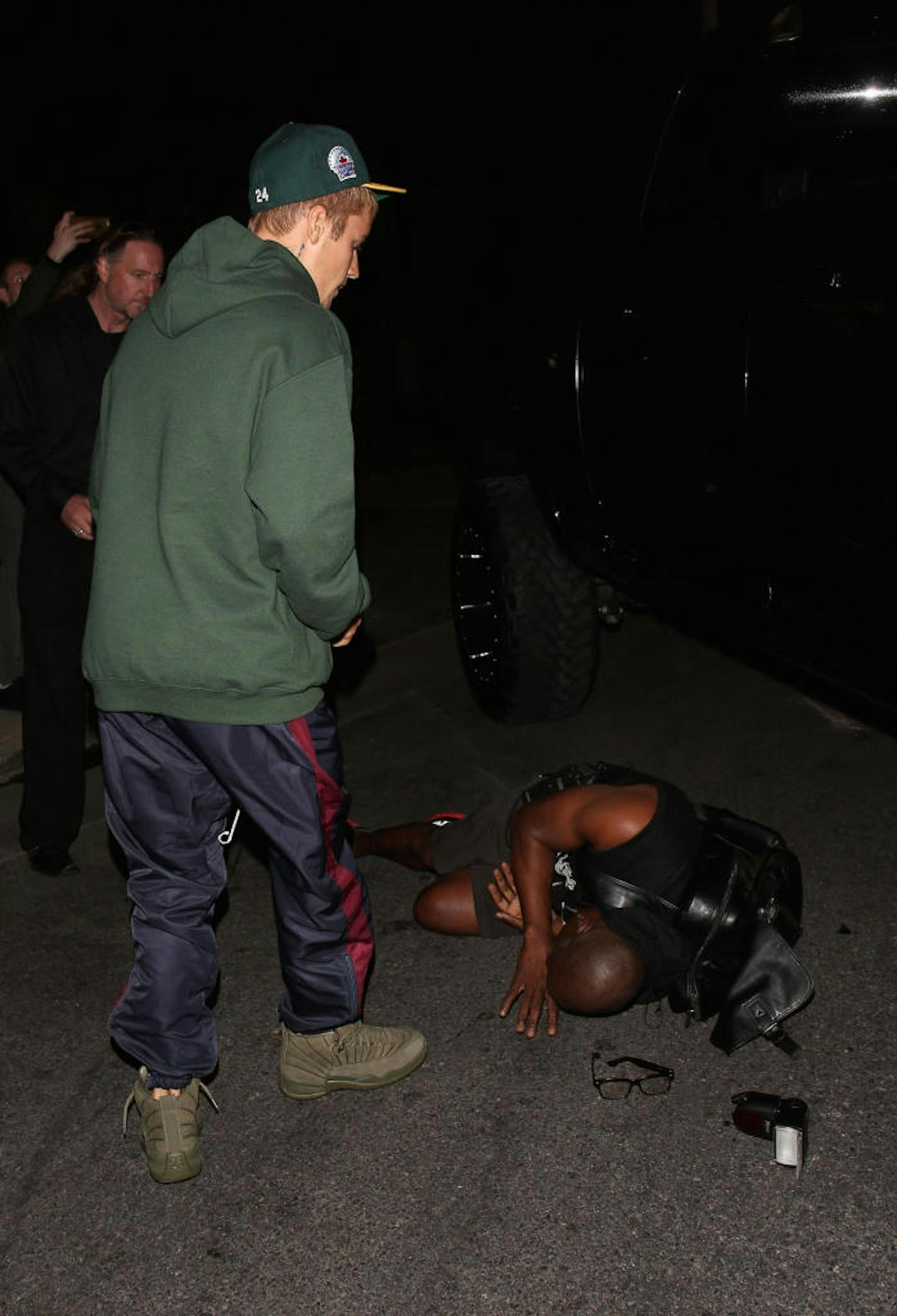 Justin Bieber sieht den verletzten Mann am Boden