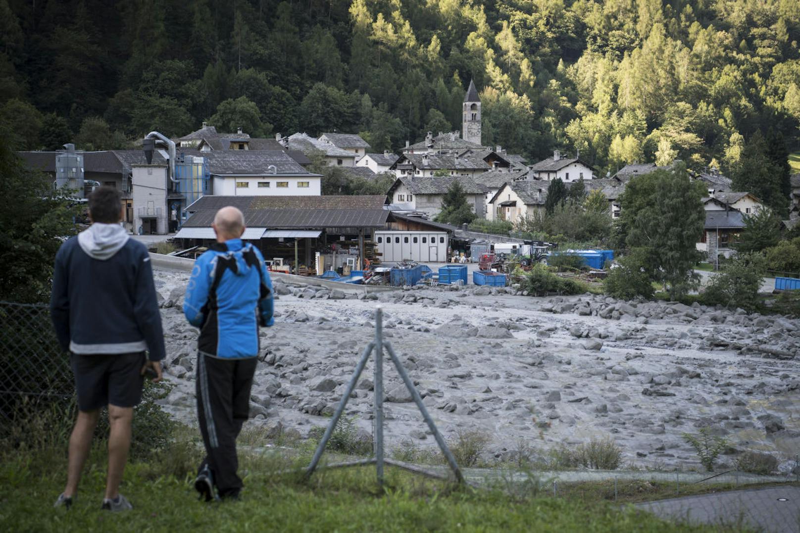 In der Schweiz ist eine massive Gerölllawine mitten durch das Bergdorf Bondo abgegangen. Acht Menschen wurden nach dem Unglück vermisst, darunter auch Österreicher (23. August 2017).