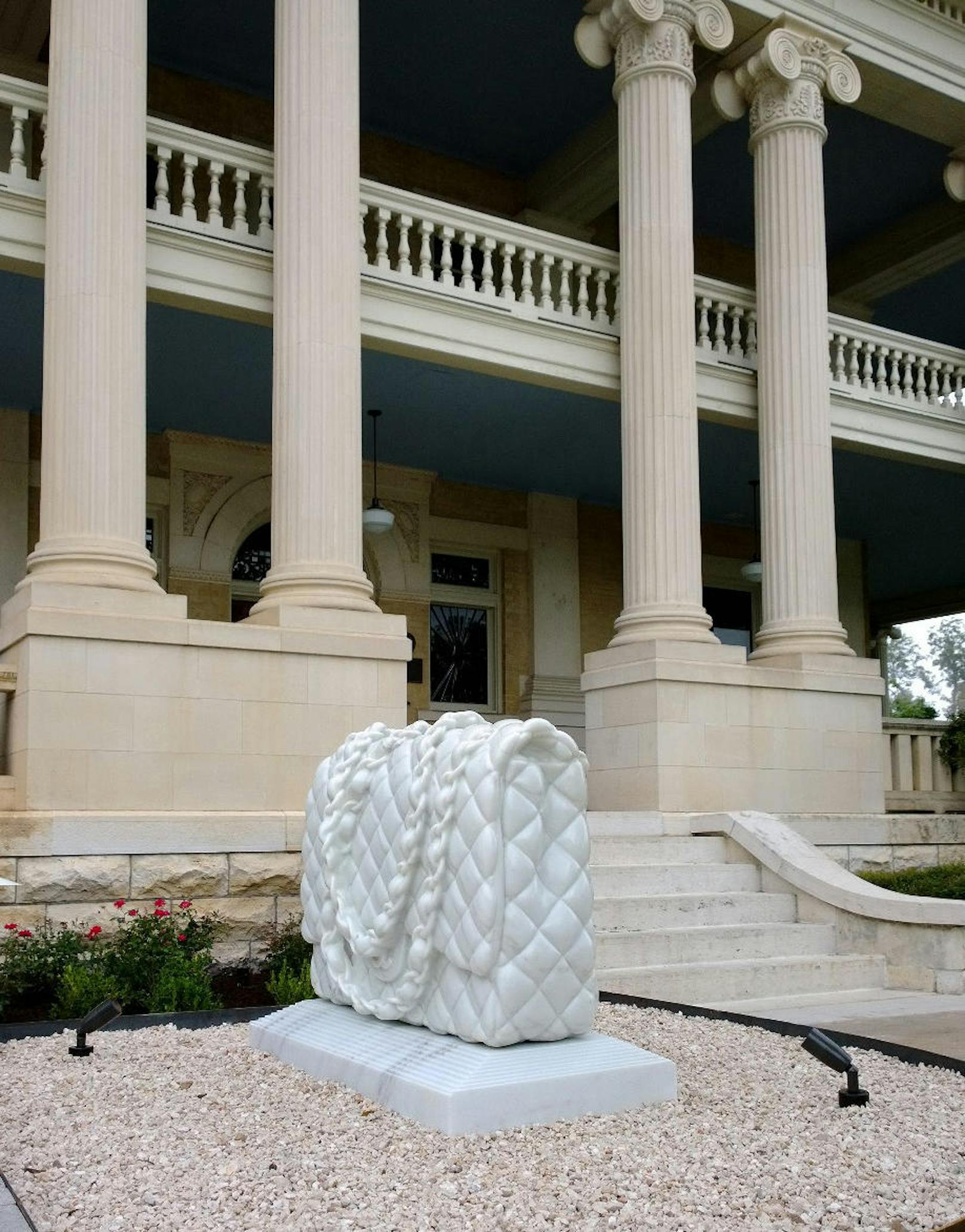 Vor dem Hotel Ella in Austin, Texas, hat ebenfalls eine Skulptur von Barbara Segal Platz genommen.