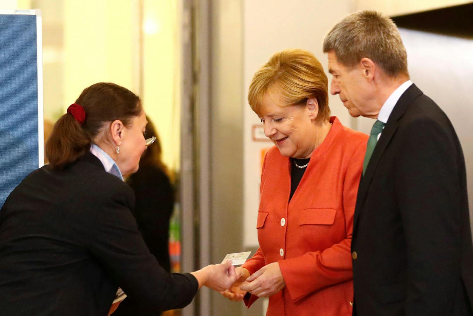 Angela Merkel beim Ausweis-Check