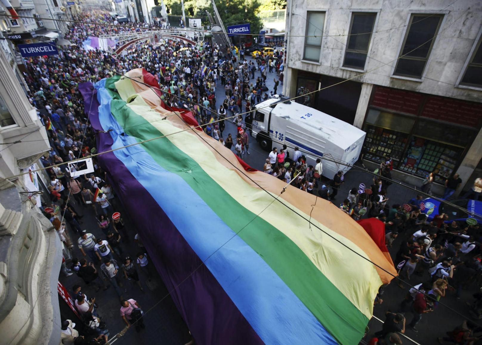 Zahlreiche Homosexuelle fanden sich trotzdem ein und zogen gegen allen Widerstand durch Istanbul