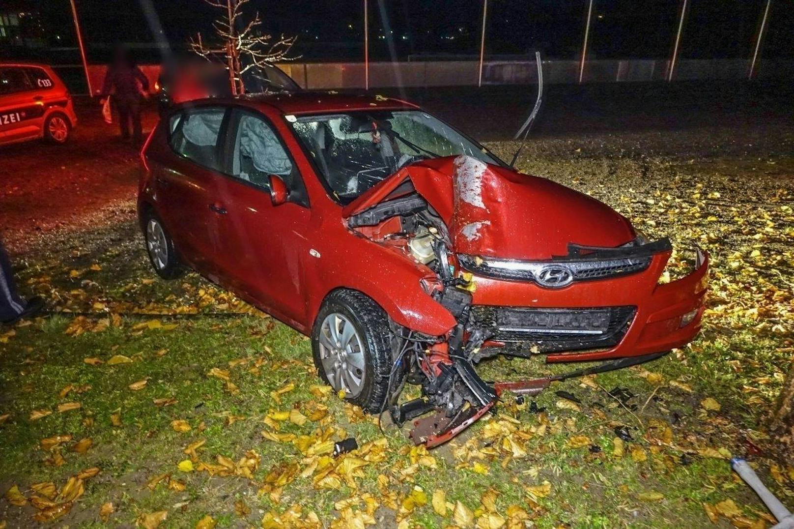 Die Frontpartie des roten Hyundais wurde beim Unfall zertrümmert.