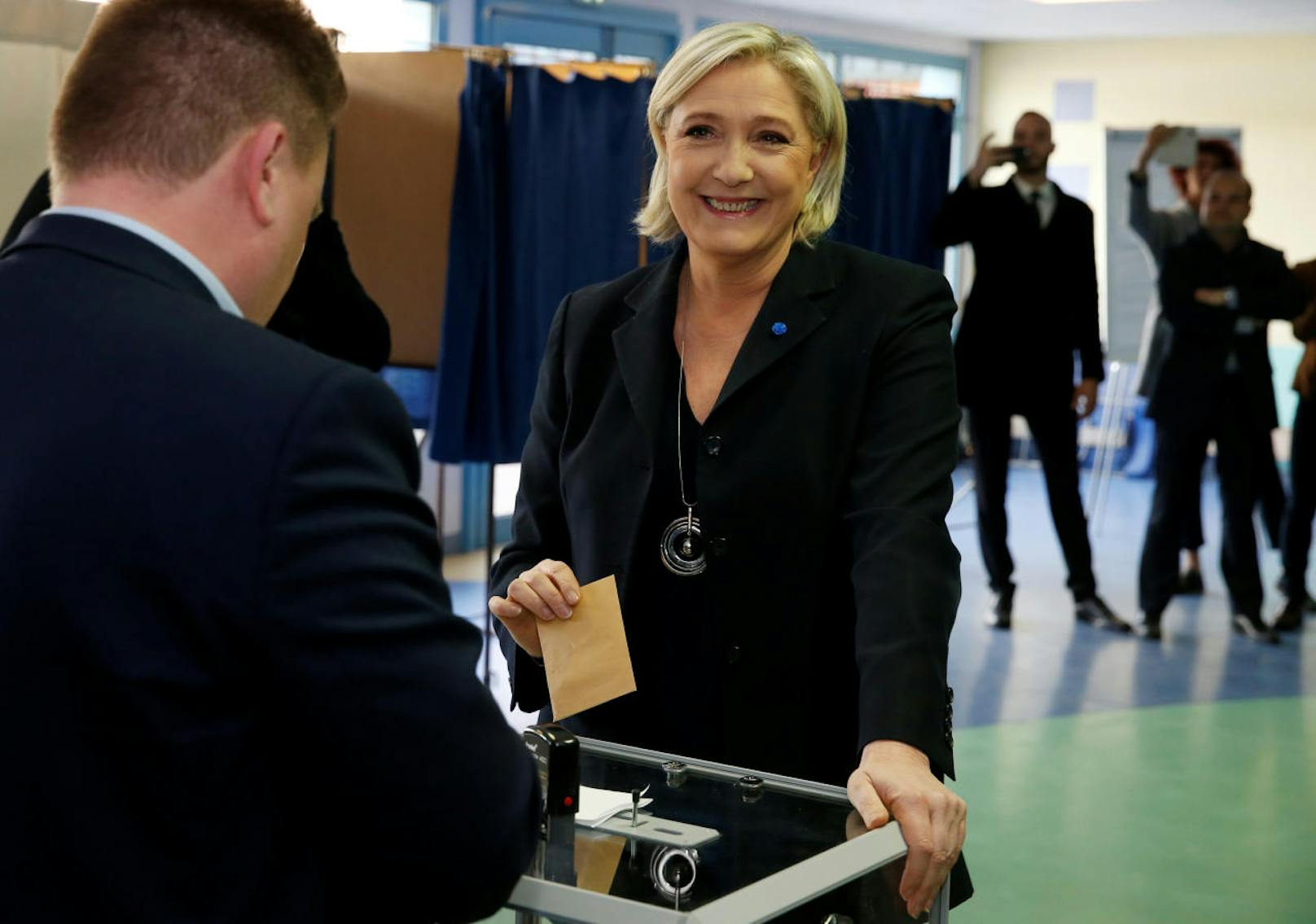 Marine Le Pen wählte im ersten Durchgang in ihrer Heimatgemeinde Henin-Beaumont im Norden Frankreichs.