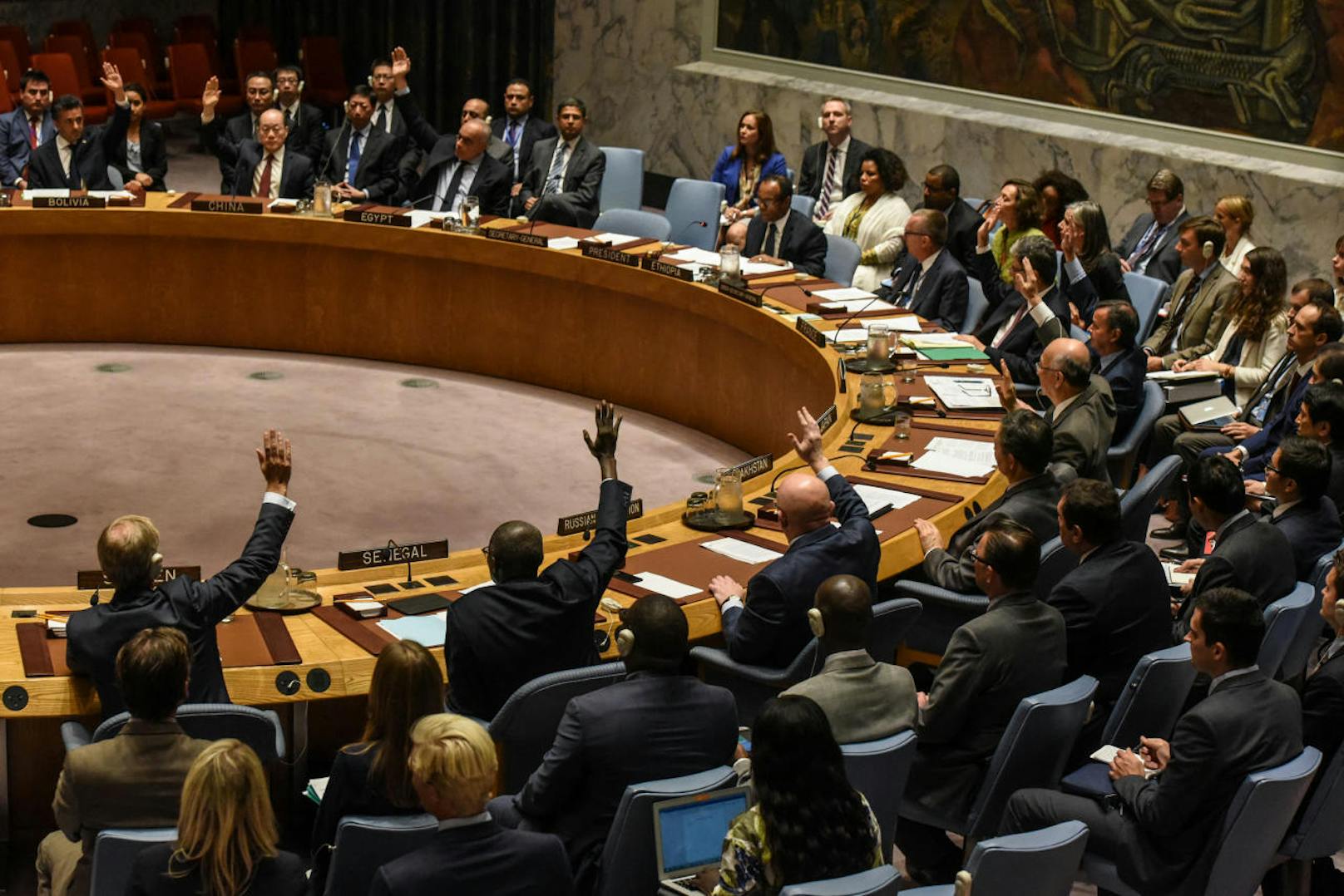 Der UN-Sicherheitsrat hat am Montag in New York (11. September, Ortszeit) einstimmig eine Beschränkung der Öllieferung an Nordkorea und eine jährliche Deckelung von 2 Millionen Barrel abgesegnet.
