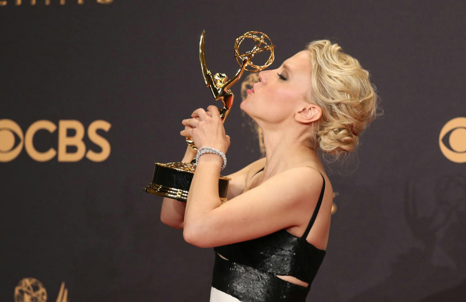 Kate McKinnon küsst ihren Emmy für die Beste Nebendarstellerin in einer Comdedy Serie für "Saturday Night Live"