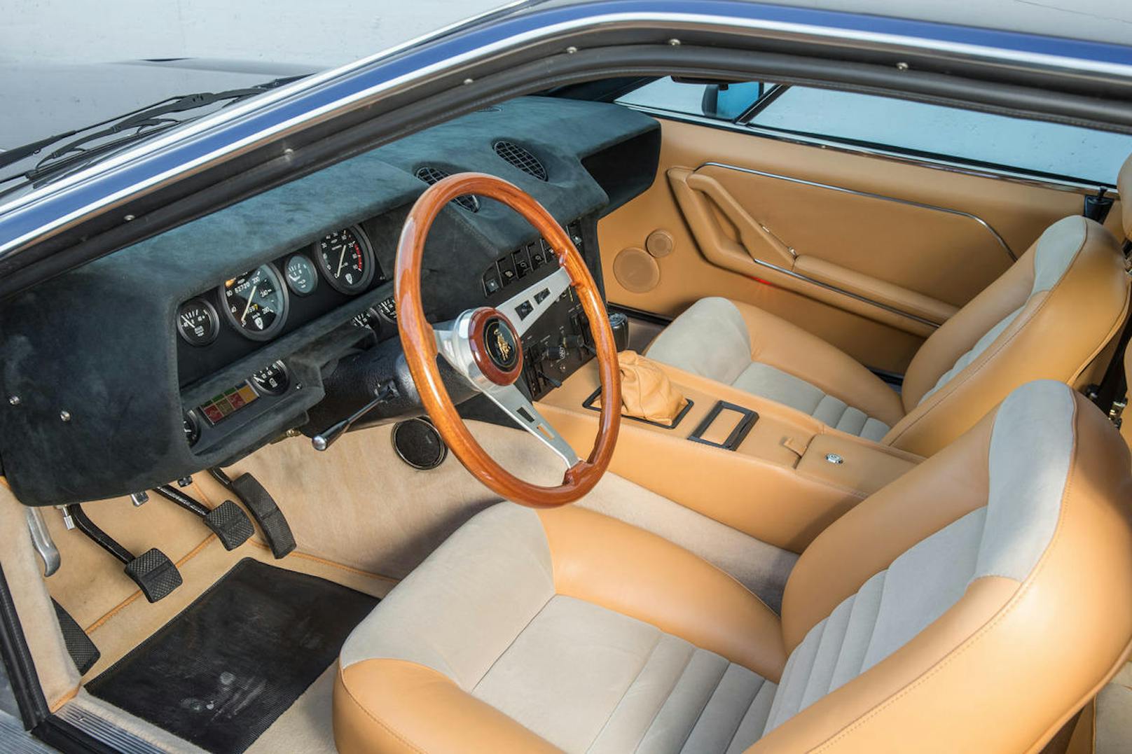 Geschmackvoll ausgestattetes Cockpit des Jarama, ergonomisch ist der Wagen besser als viele seiner Artgenossen.