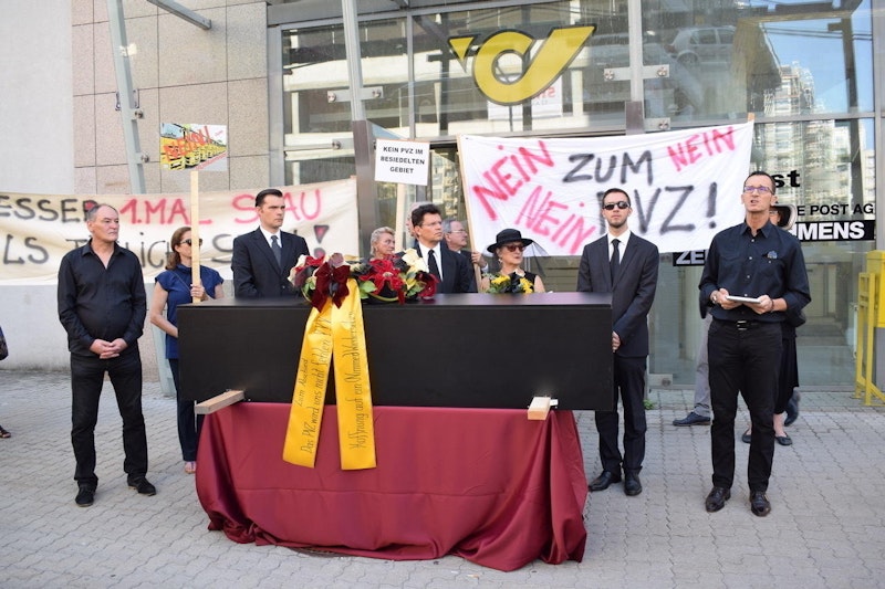 Begraben: Vor dem Postzentrum demonstrierten aufgeregte Bürger gegen das Postverteilerzentrum. 