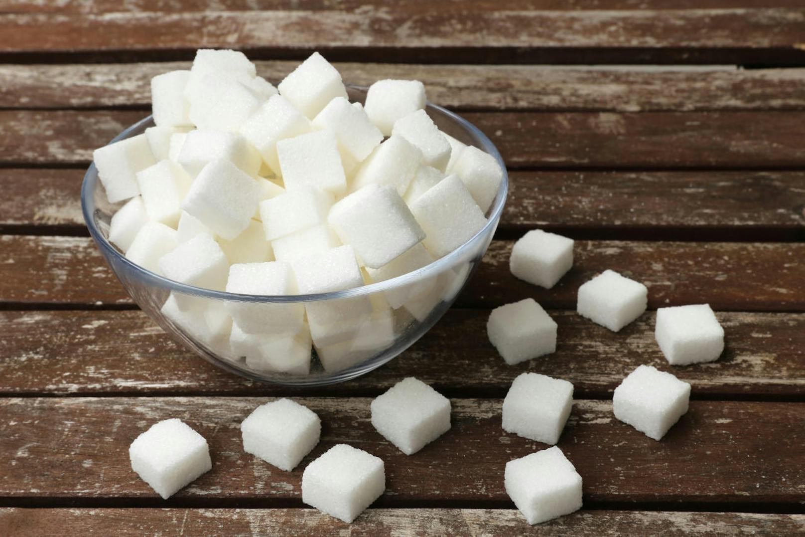 Zucker schädigt  körpereigene Proteine wie Kollagen und Elastin, welche die Haut straff und geschmeidig machen.