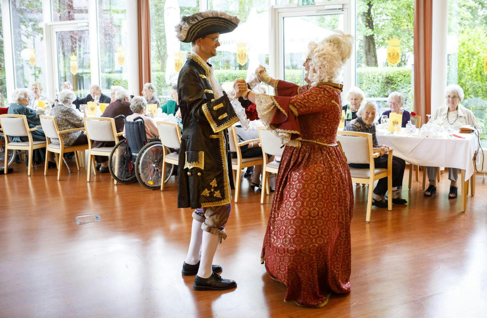 Historische Kostüme, Musik und gutes Essen gabs am "Hofball" für die Senioren