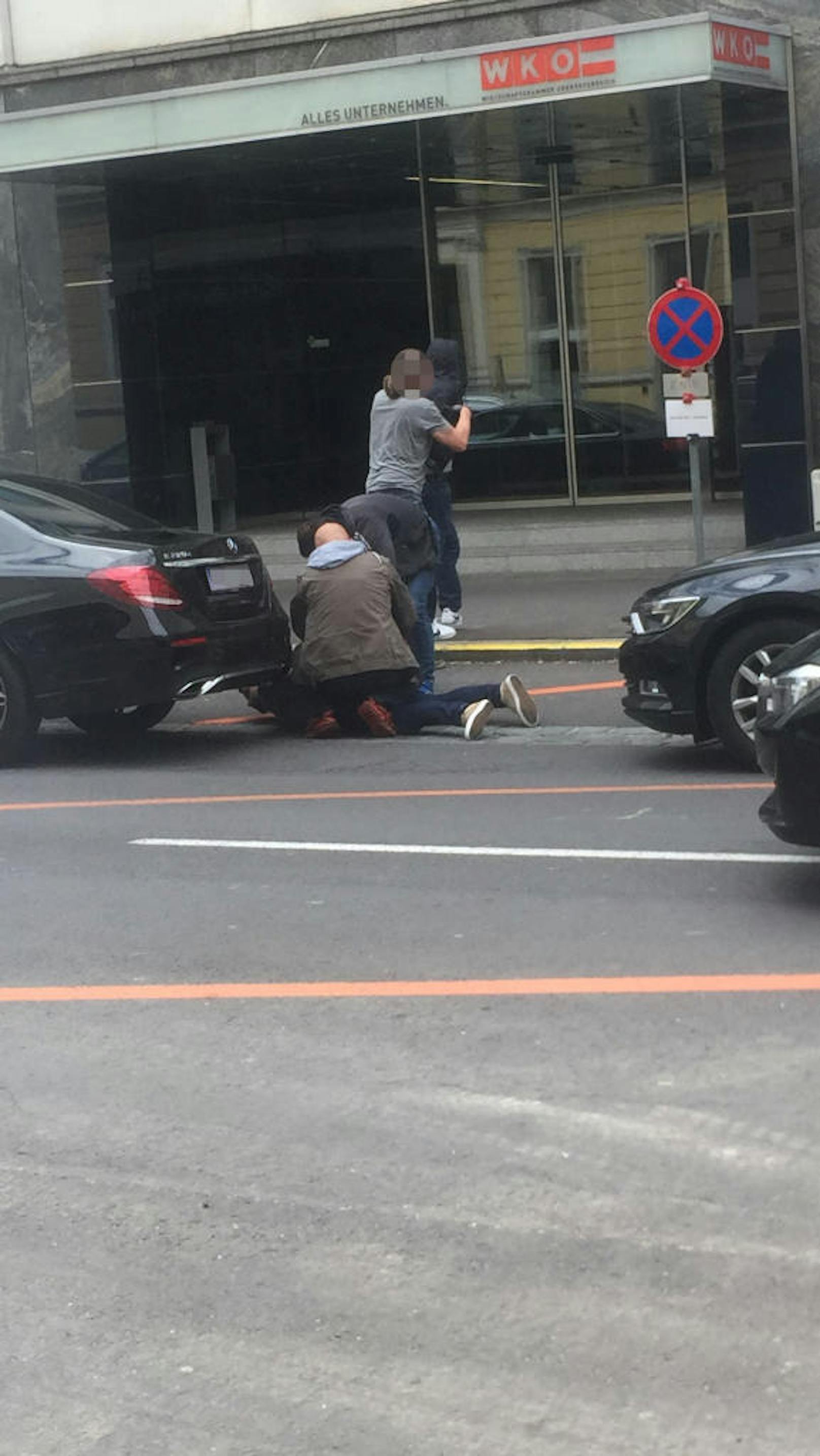 Drei bis vier Männer wurden in der Linzer Innenstadt auf offener Straße von Polizisten in Zivil festgenommen.