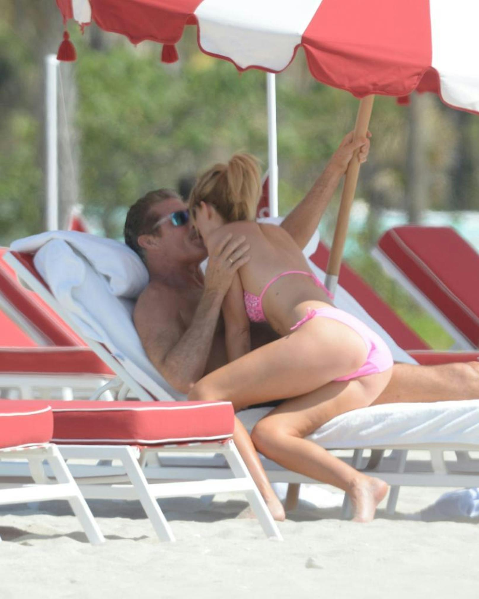 David Hasselhoff und seine Freundin Hayley Roberts knutschen in aller Öffentlichkeit