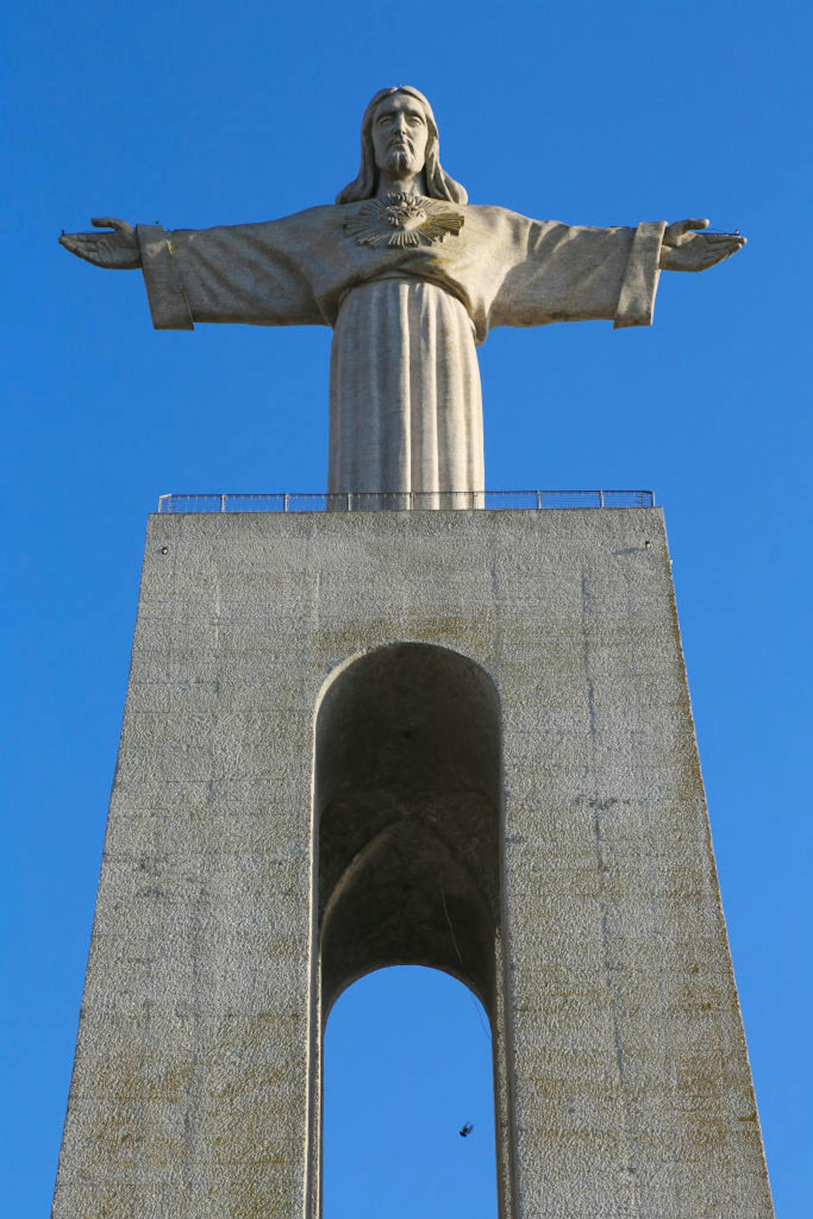 <b>Die portugiesische Christus Statue: </b>
Wer in Almada in der Nähe von Lissabon eine Christus Statue entdeckt, hat sich keineswegs verlaufen. Ein Erzbischof von Lissabon holte sich 1934 Inspiration beim Original in Rio de Janeiro und nach einer zehnjährigen Bauzeit entstand der 28 Meter hohe Cristo Rei. 