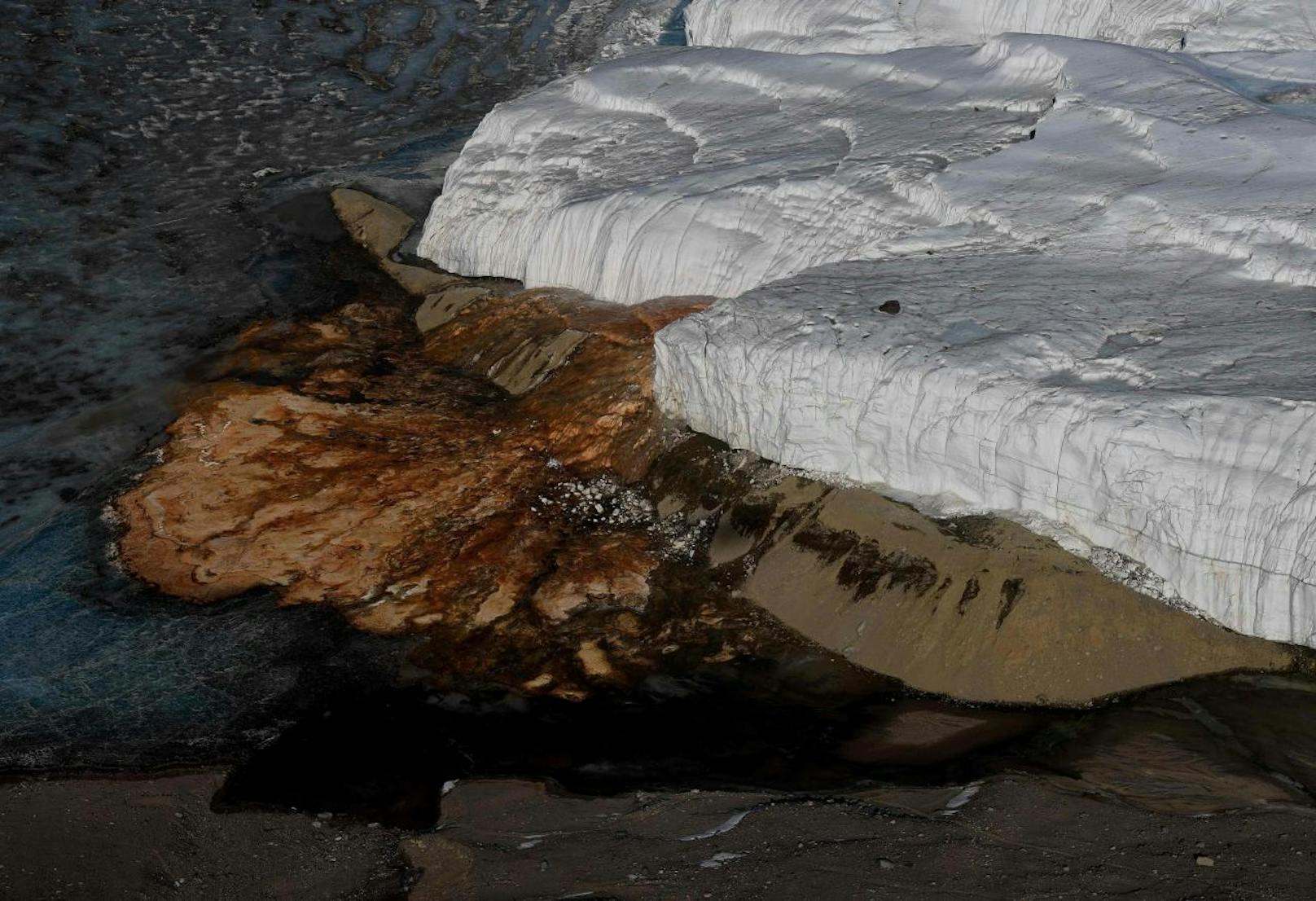 Aufnahmen mit dem Echolot zeigten, dass das Salzwasser nicht wie vermutet unter dem Gletscher fließt, sondern durch verzweigte Kanäle im Gletschereis selbst.