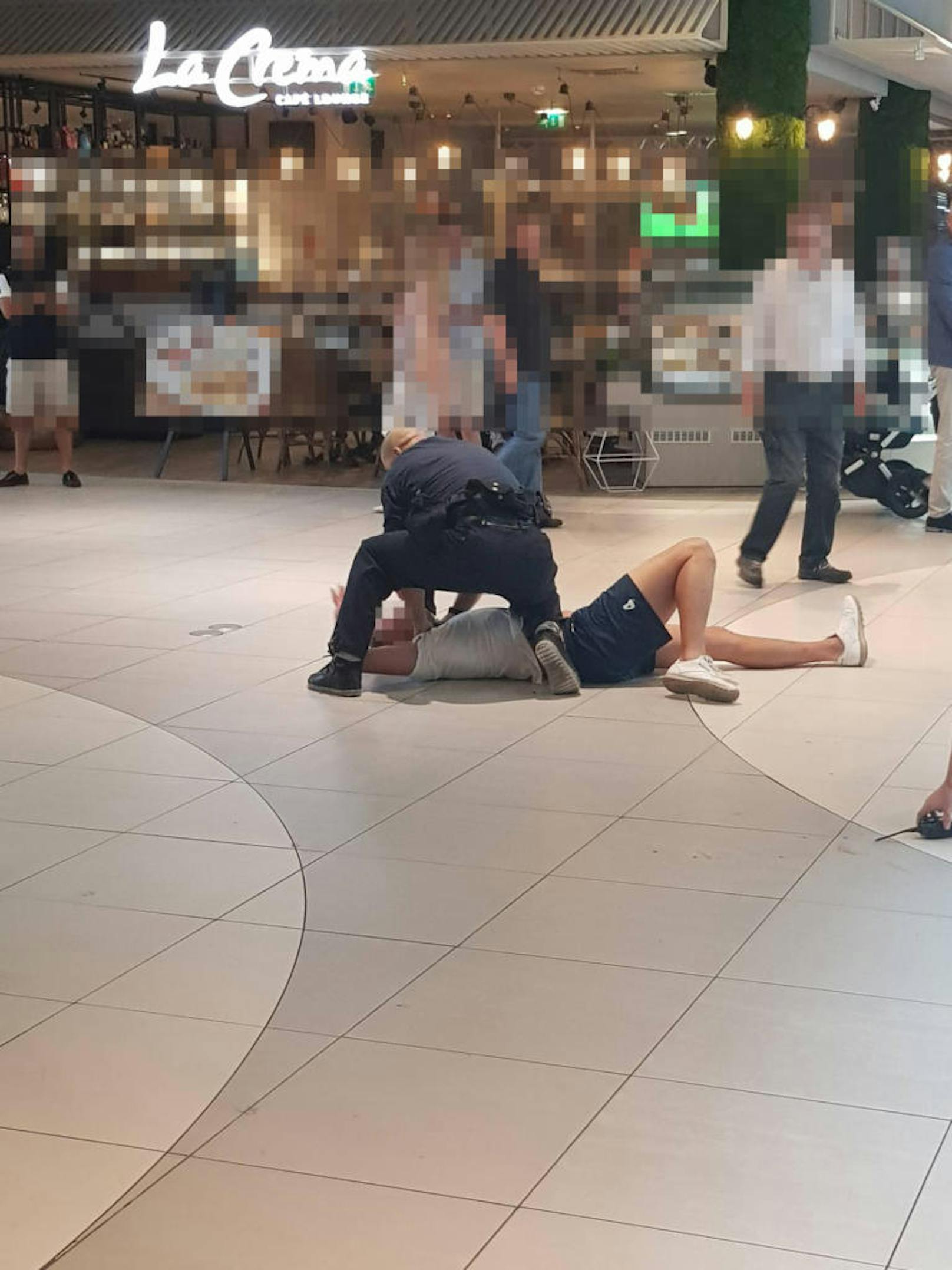 Donauzentrum, Dienstagnachmittag, gegen 16.30 Uhr: Ein alkoholisierter Mann wurde gegenüber einer Kellnerin aggressiv.