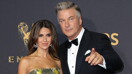 Alec Baldwin und Hilaria Baldwin: Er gewinnt einen Emmy, sie macht bei der Robenwahl alles richtig. Gratulation!