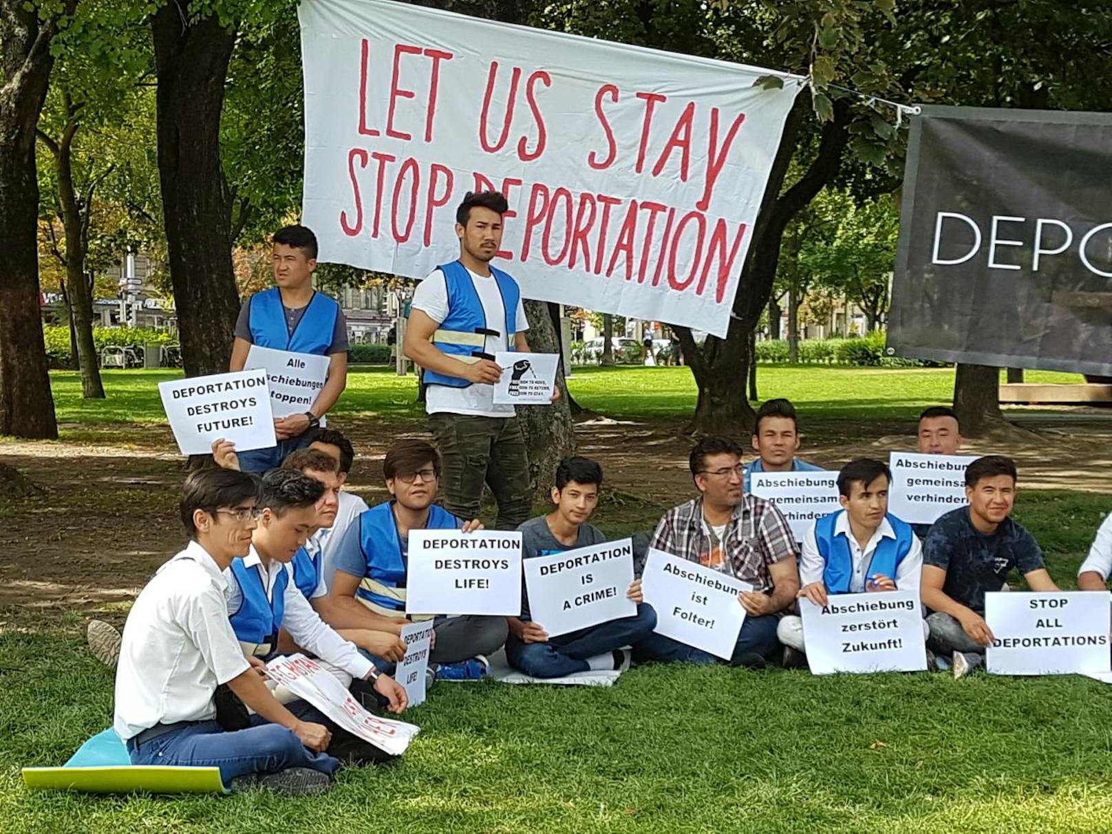 Afghanische Asylwerber und Unterstützer demonstrieren im Wiener Votivpark gegen Abschiebungen nach Afghanistan.