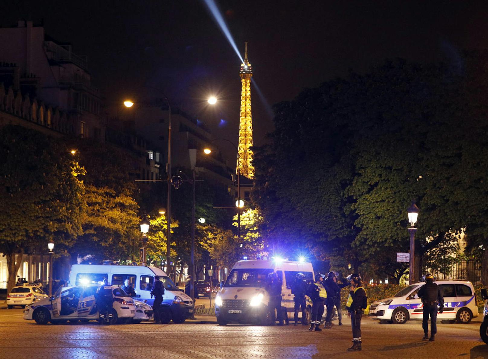 Die Zeitung "Le Figaro" berichtete, es habe einen zweiten Angreifer gegeben, der womöglich auf der Flucht sei. Das war aber noch nicht offiziell bestätigt.