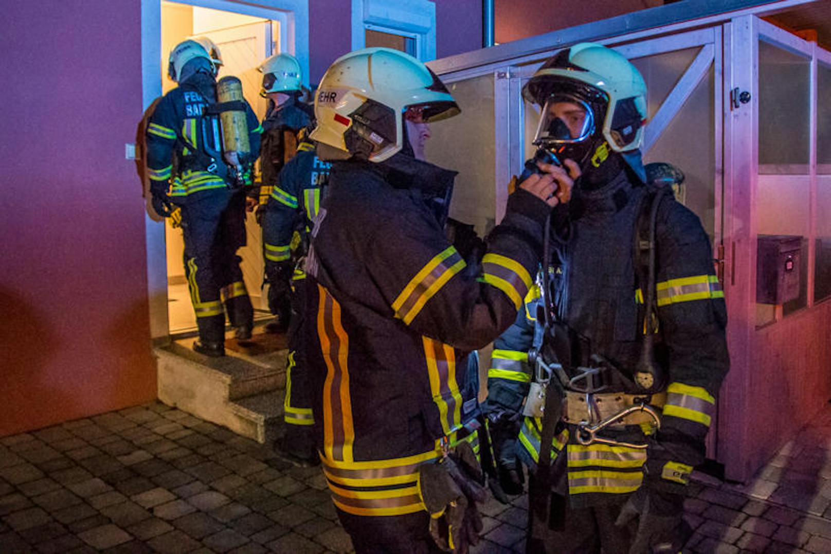 Mit Atemschutzausrüstung gingen die Feuerwehrleute ins Haus.