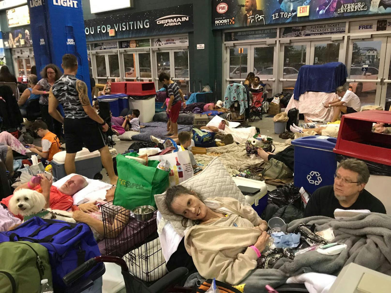 Menschen suchen in einer Notunterkunft Zuflucht vor dem Wirbelsturm.