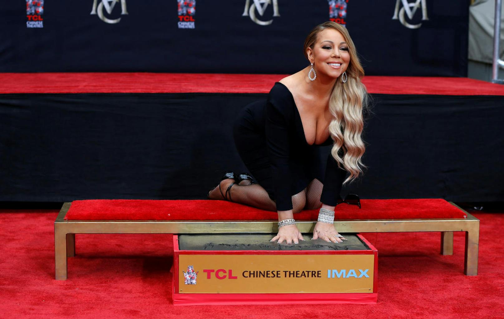Große Klunker, tiefer Ausschnitt: So kennt die Welt Mariah Carey, die hier ihre Handabdrücke in Beton vor dem Chinese Theatre hinterlässt.