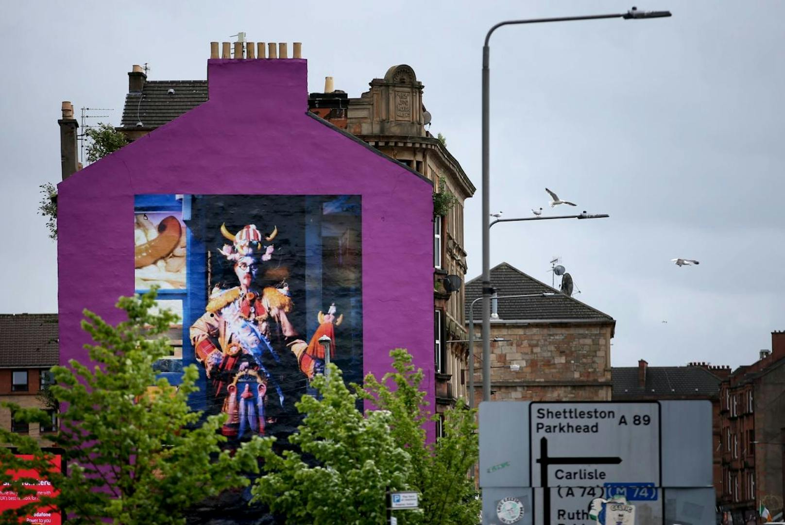 Glasgow ehrt Billy Connolly mit drei riesigen Wandgemälden. Hier die Arbeit von Rachel Mclean.