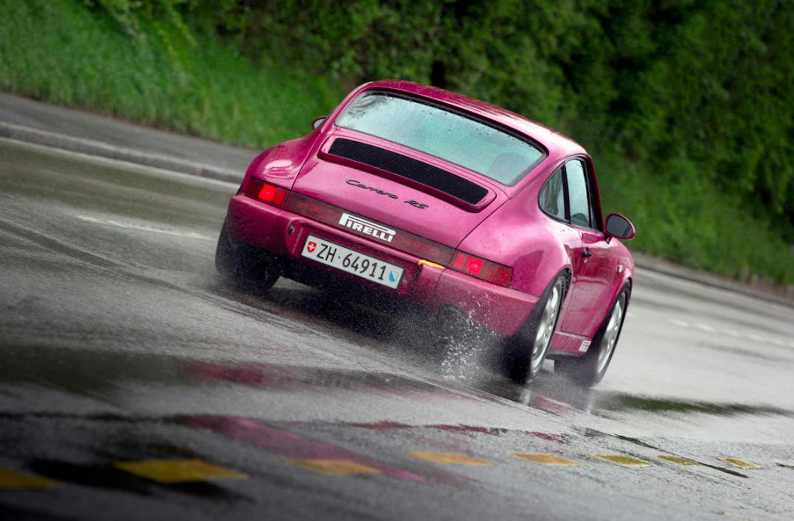 Weniger als 20 Sekunden vergehen, bis ein entfesselter Porsche 964 RS Tempo 200 km/h erreicht. Nicht schlecht für ein 25-jähriges Auto!