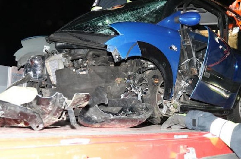 Zwischen Sieghartskirchen und Abstetten prallte ein Mopedautofahrer gegen einen Baum. 