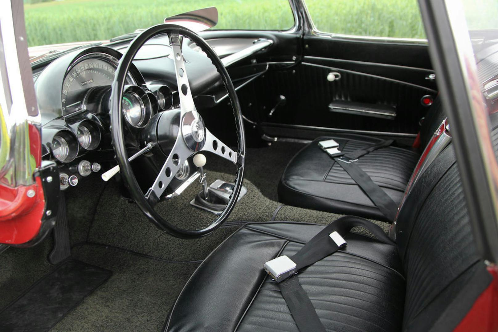 Grosses Lenkrad, serienmässige Beckengurte in der Corvette C1 von 1962.