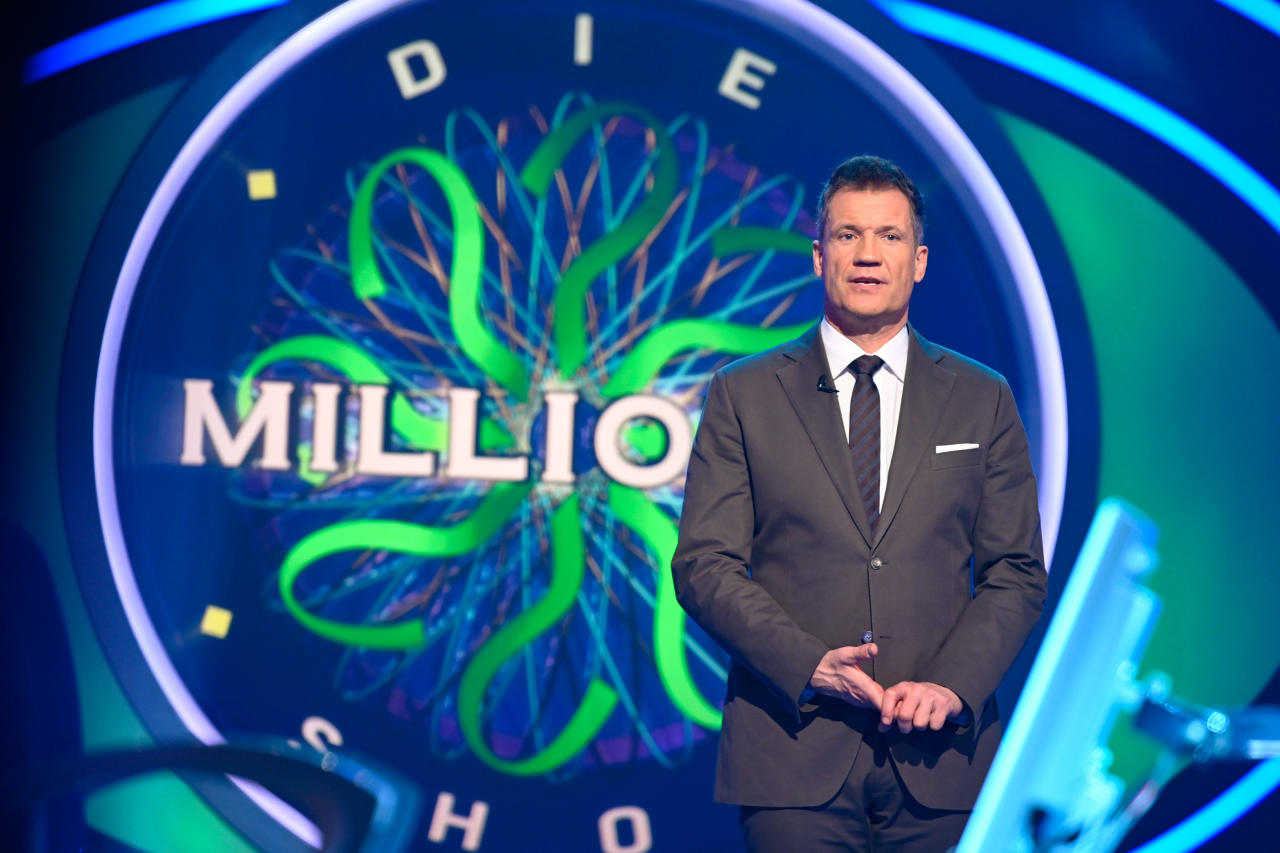 "Die Millionenshow". Mit Wissen und einem Quäntchen Glück haben vier Kandidaten die Chance auf den Gewinn von 1 Million Euro! Armin Assinger führt seit 2002 durch die Sendung.