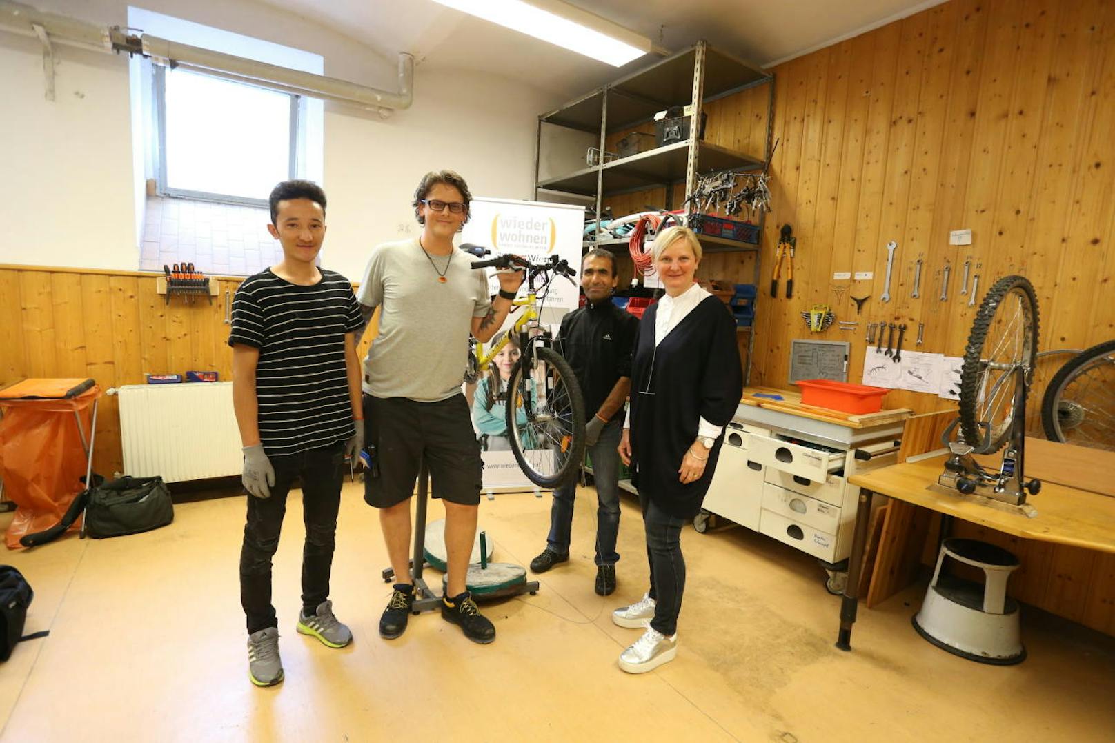 Einfach vorbeischauen! Stadträtin Sandra Frauenberger (rechts) besuchte die Fahrrad-Werkstatt. Mortesa B. (22), "Bike Kitchen"-Chef Florian Sixta und Wathia M. (44) "verarzten" alte Fahrräder.