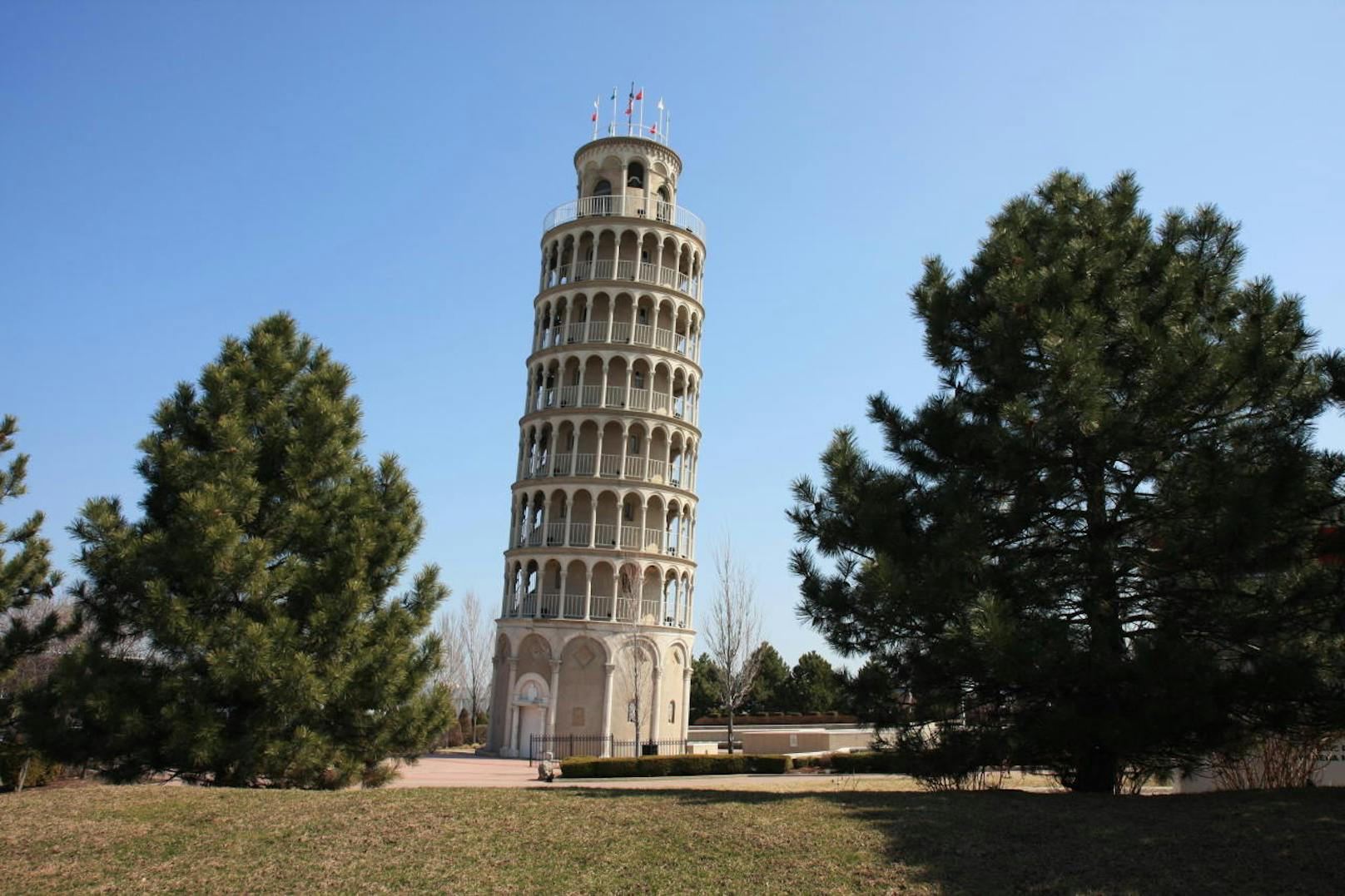 <b>Der amerikanische Schiefe Turm:</b>
Das amerikanische Pendant des Schiefen Turms von Pisa wurde 1934 fertiggestellt und es wird vermutet, dass er damals ursprünglich als Wassertank für ein Schwimmbecken diente. Die Städtepartnerschaft kam erst 1991 zustande, vielleicht auch aufgrund der gemeinsamen Vorliebe für Bauten in Schräglage.