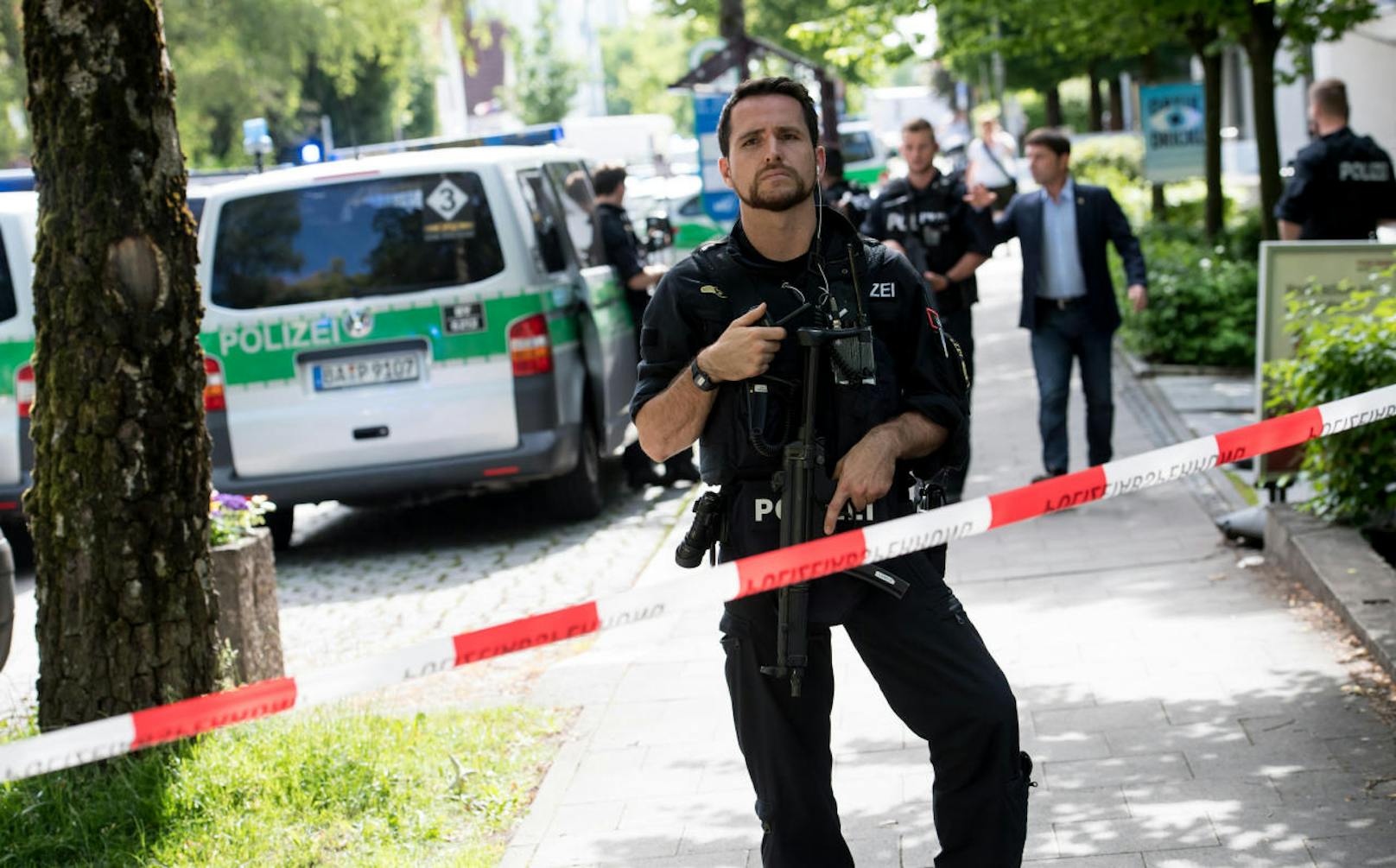 Am S-Bahnhof Unterföhring bei München entwendete ein Mann einer Polizistin die Dienstwaffe und schoss ihr damit in den Kopf. Der Mann ist in Haft.