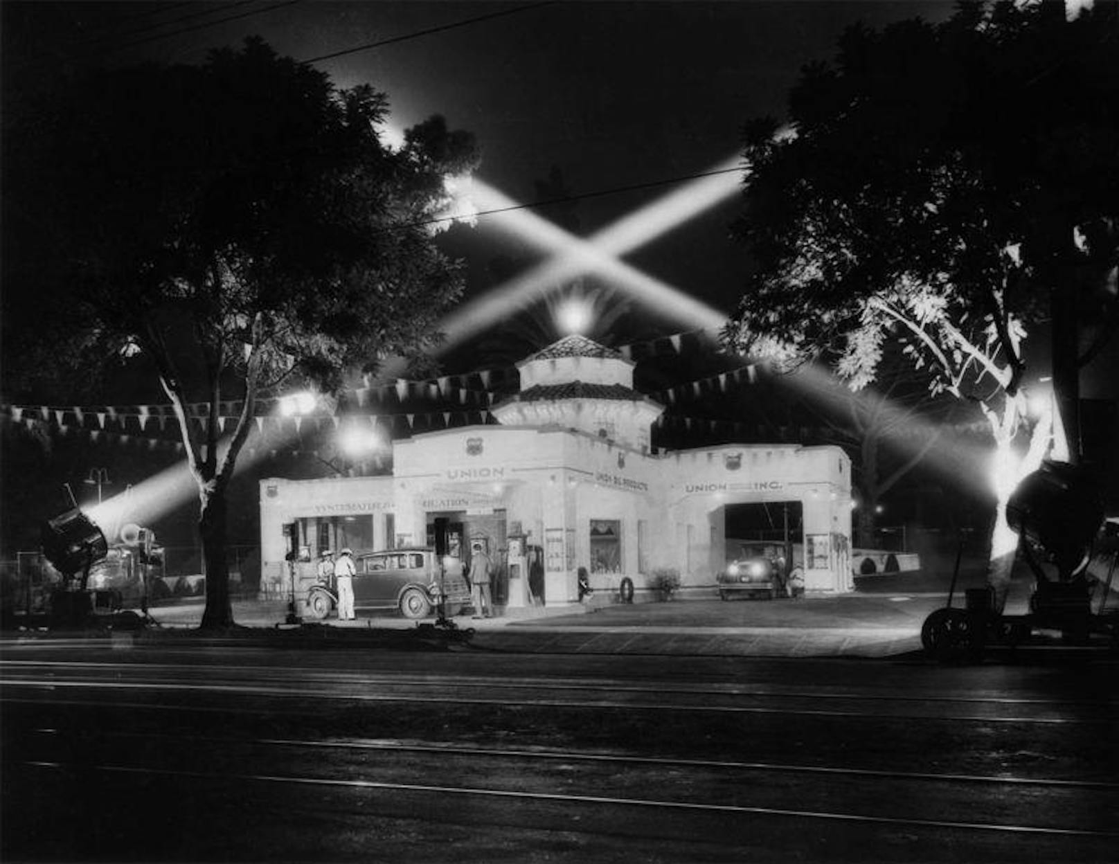 Eine Tankstelle im Stil einer spanischen Hacienda stand 1932 ebenfalls in Südkalifornien.