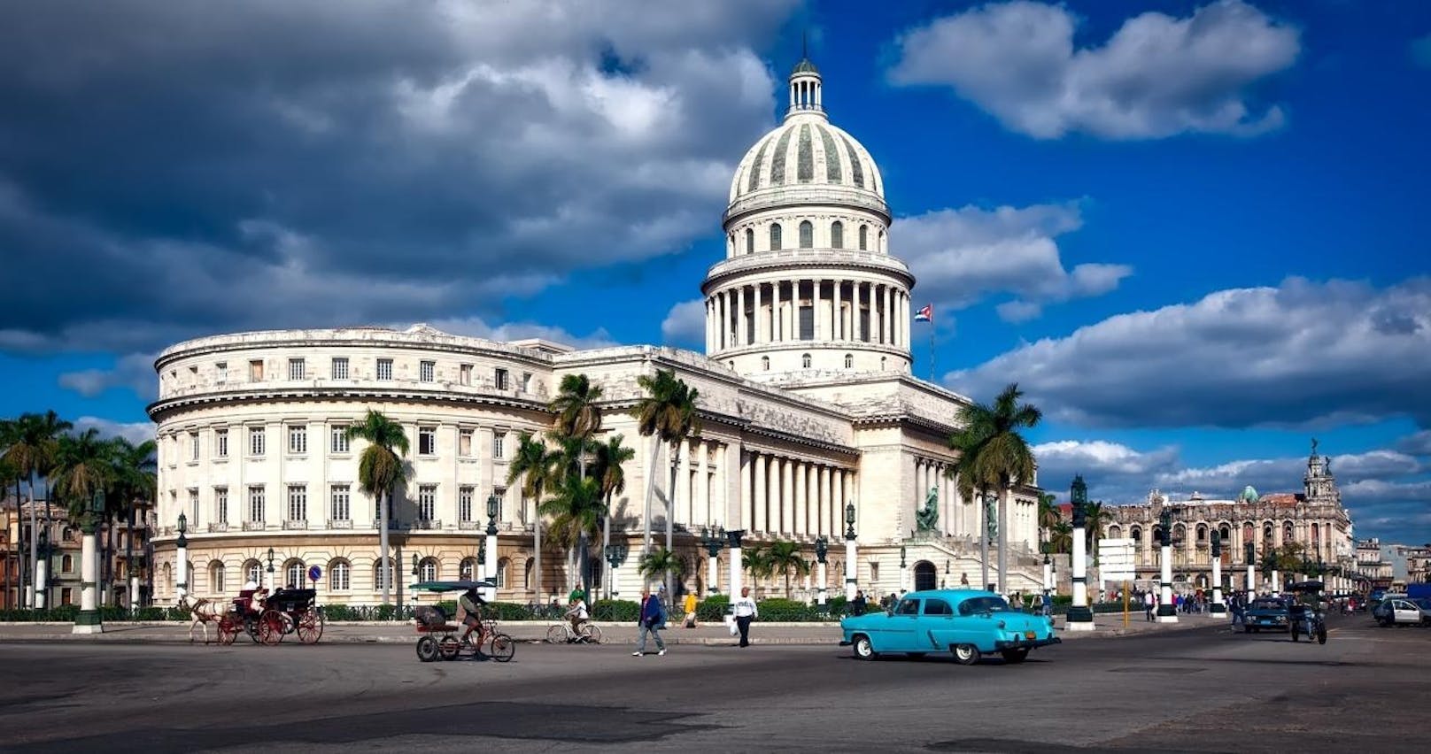 <b>Das kubanische Kapitol:</b>
Reisende, die im kubanischen Havanna auf ein weißes Gebäude mit einer großen Kuppel und Säulengängen stoßen, können sich zu Recht an das Kapitol in Washington D.C. erinnert fühlen.