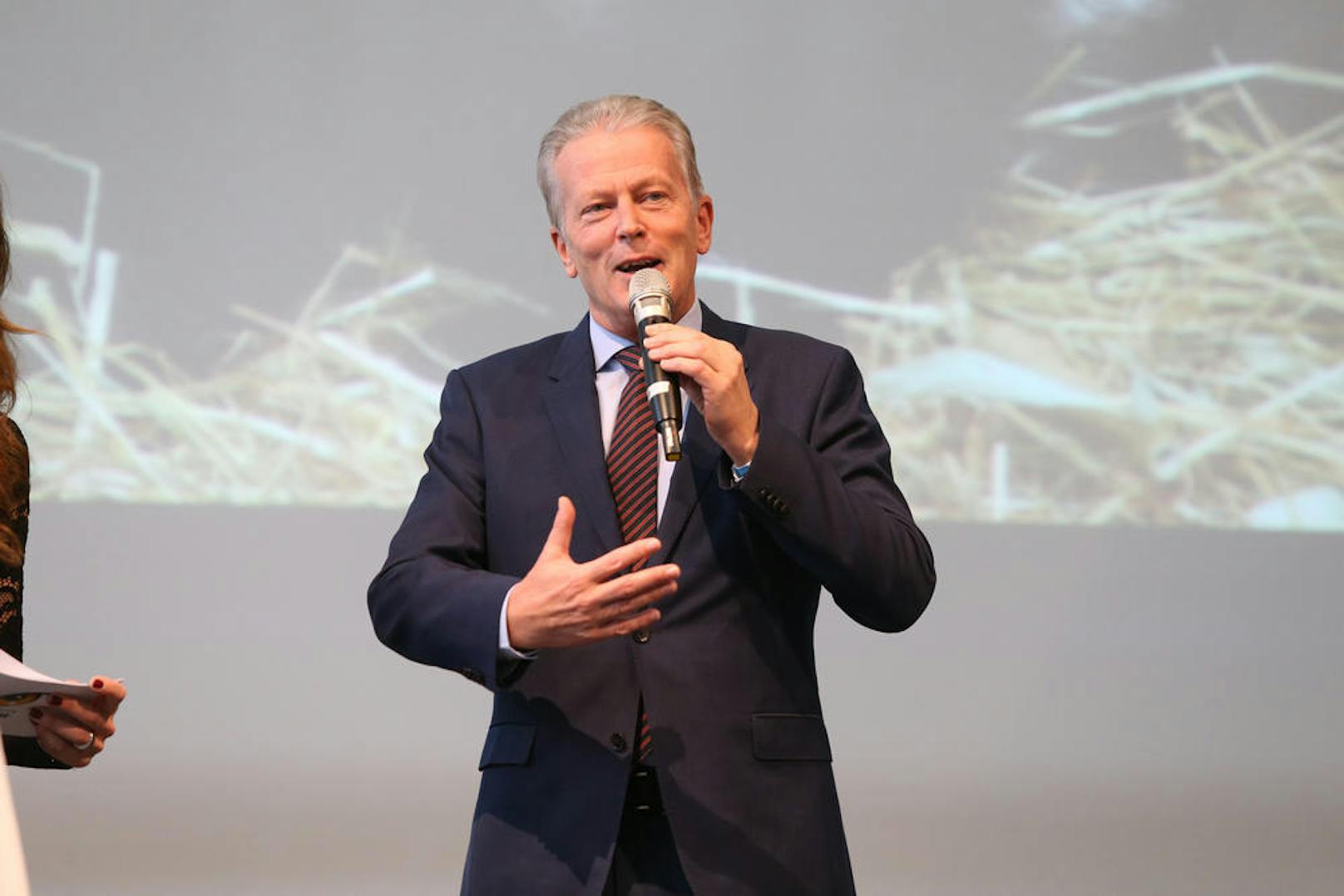 Sein Verbindungsspitznamen "Django" wurde im Rahmen seiner Wahl zum Bundesparteiobmann der ÖVP im August 2014 österreichweit bekannt.