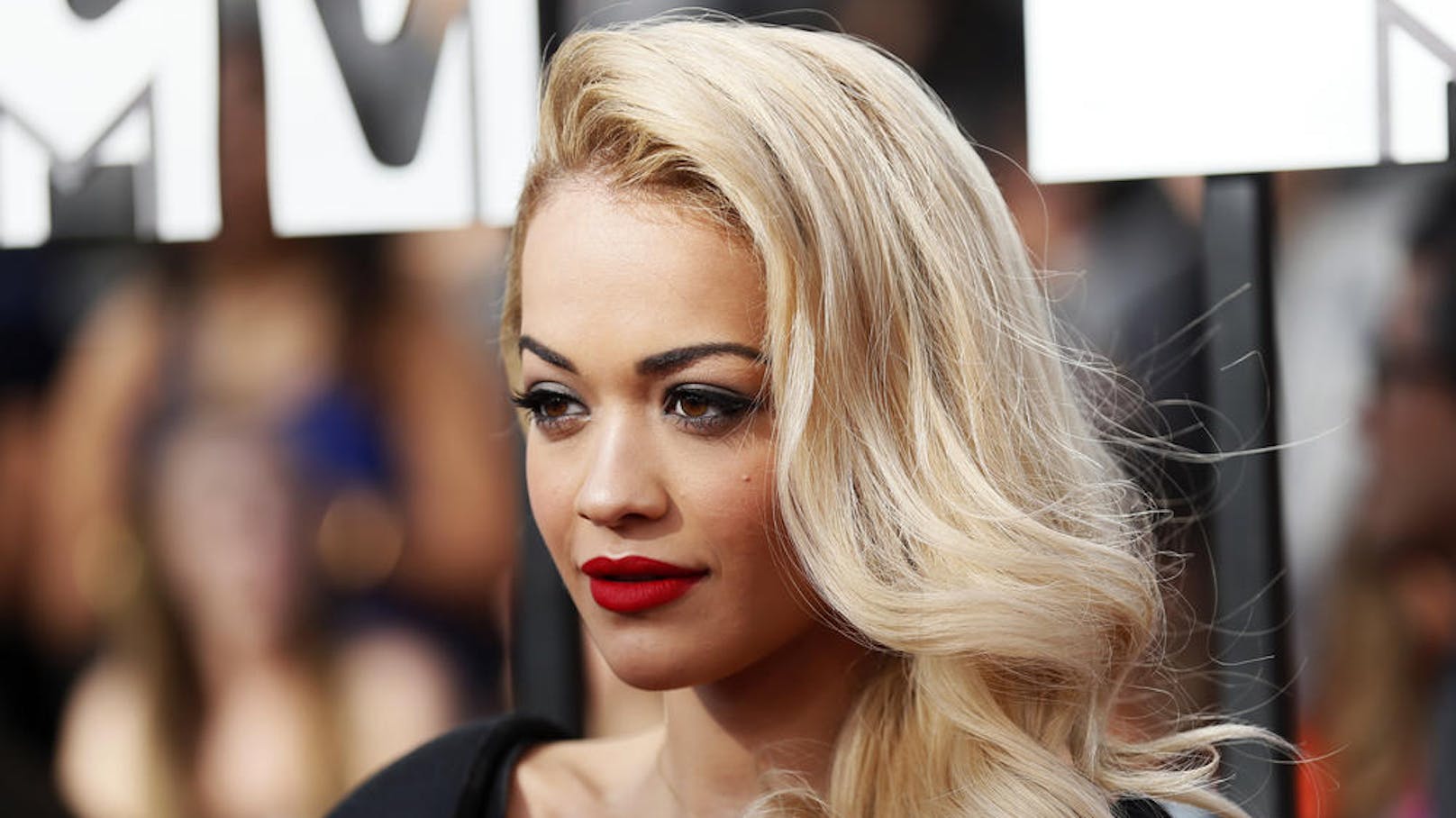 Pop-Star<strong> Rita Ora</strong> hat es sich mit ihrem Verstoß gegen die Lockdown-Regeln bei ihren Fans verscherzt.