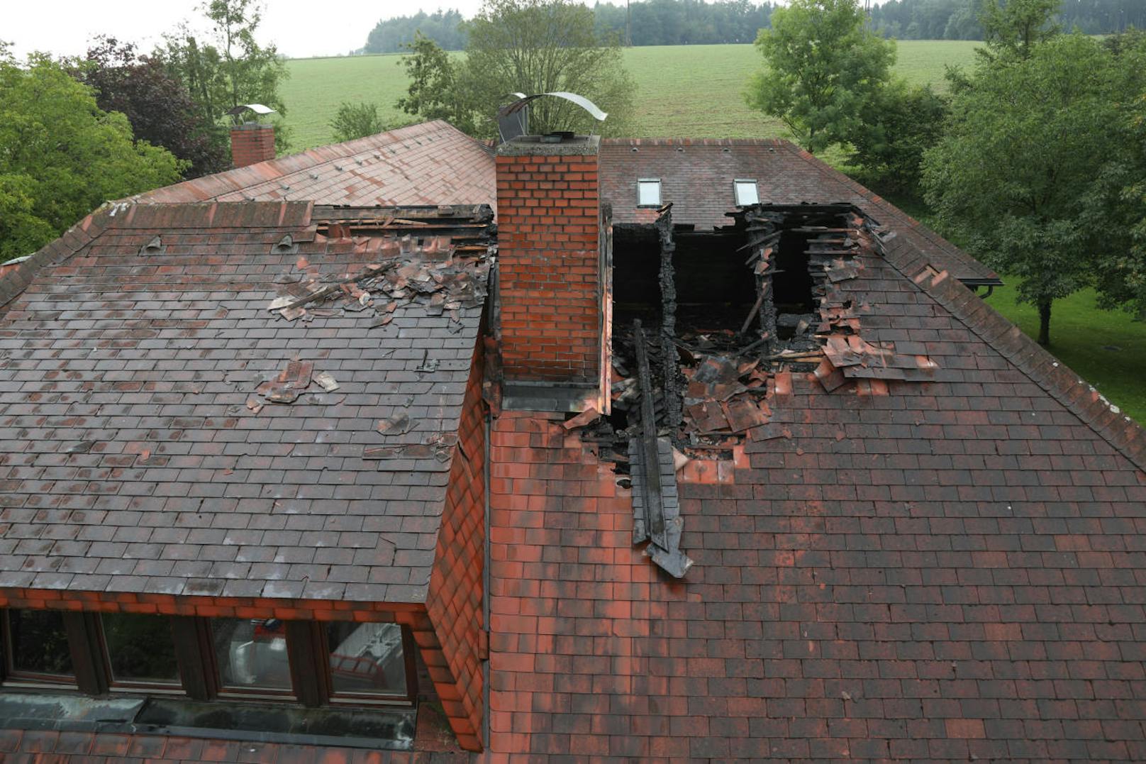 Dachstuhl und Dachboden gerieten in Brand. 
