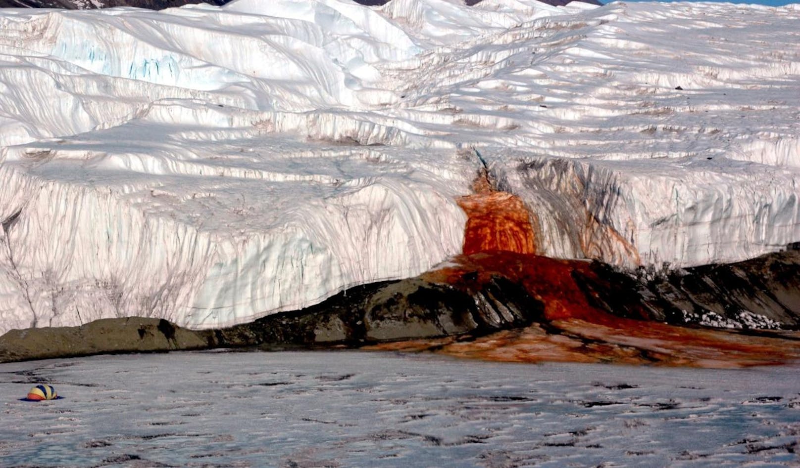Nach mehr als 100 Jahren Rätselraten ist endlich die Frage geklärt, woher das blutrote Salzwasser des antarktischen Taylor-Gletschers stammt.