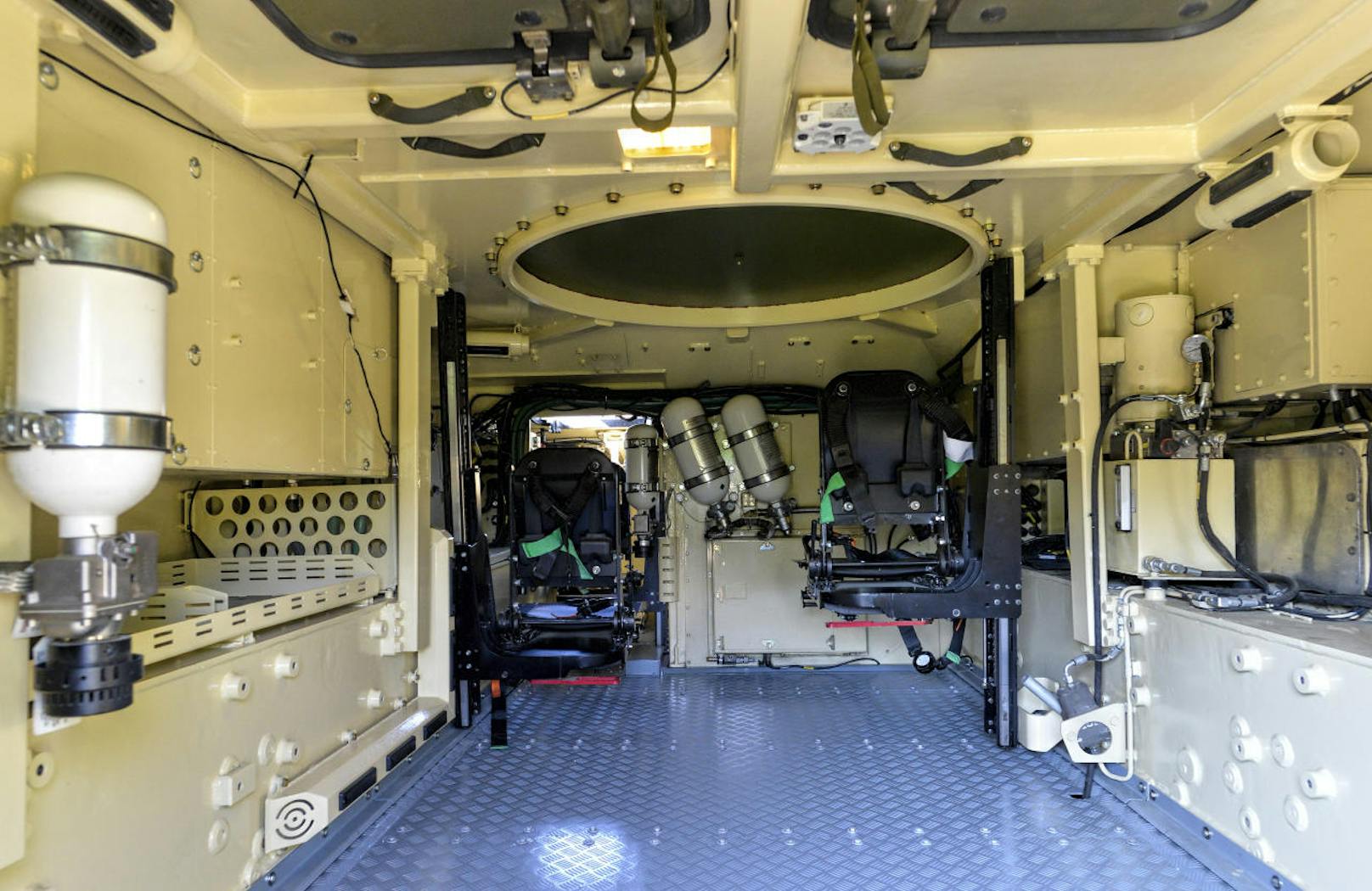 Der Innenraum eines Transportpanzers, im Werk von General Dynamics European Land Systems Steyr in Wien.