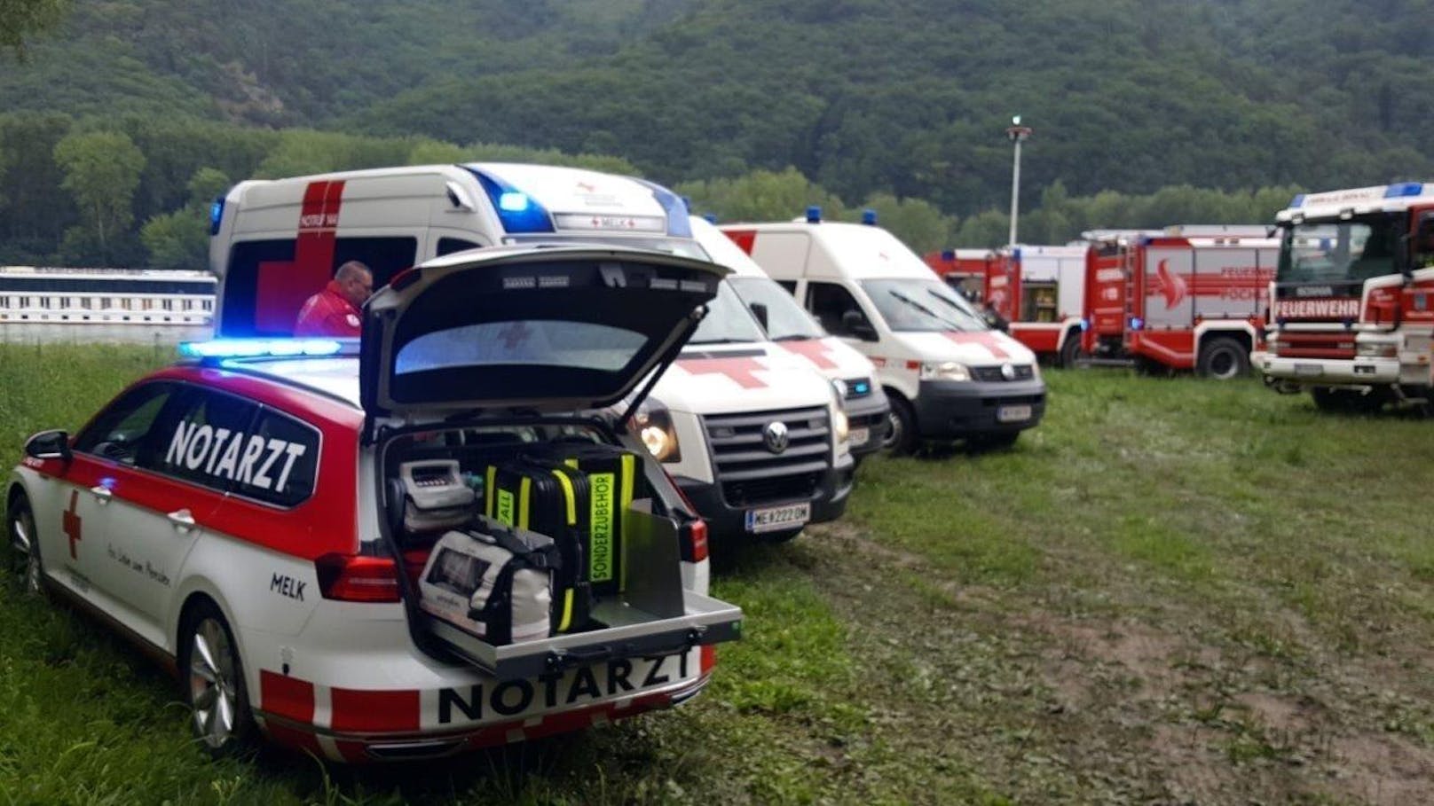 Großaufgebot an Einsatzkräften: Feuerwehren, Bundesheer, Polizei, Wasserrettung, Rotes Kreuz und die ÖAMTC-Flugrettung stehen auf der Donau im Einsatz.